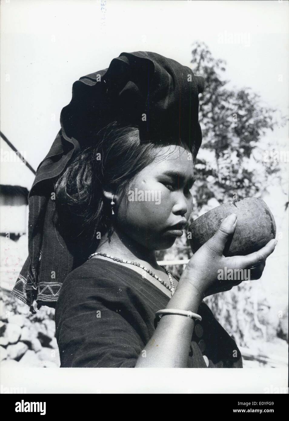 1. Januar 1970 - trinkt eine Mädchen vom Stamm Donggo, trägt eine schwarze Robe und einem schwarzen Turban aus einer Kokosnussschale. Stockfoto