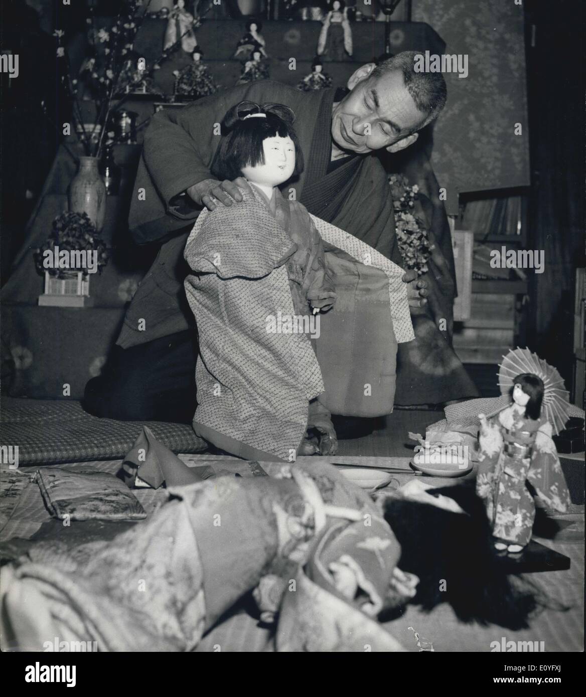 1. Januar 1970 - er begann machen Puppen für Spaß - jetzt er hat 5.000 von ihnen! Vor vielen Jahren Mr Nishizawa, ein Tokio-Künstler aus und entwickelt ein paar Puppen Freunden als Geschenk geben. Er war fasziniert von der Arbeit, und beschlossen, eine Sammlung für sich zu machen und die Puppen Kleid in worauf getragen von den Menschen in Japan in den Unterschied-Epochen in den letzten Tausenden Jahren. Er macht die Kleider selbst, und seine Tochter Kazue als Vorbild fungiert. Bei vorliegenden Mr Stockfoto