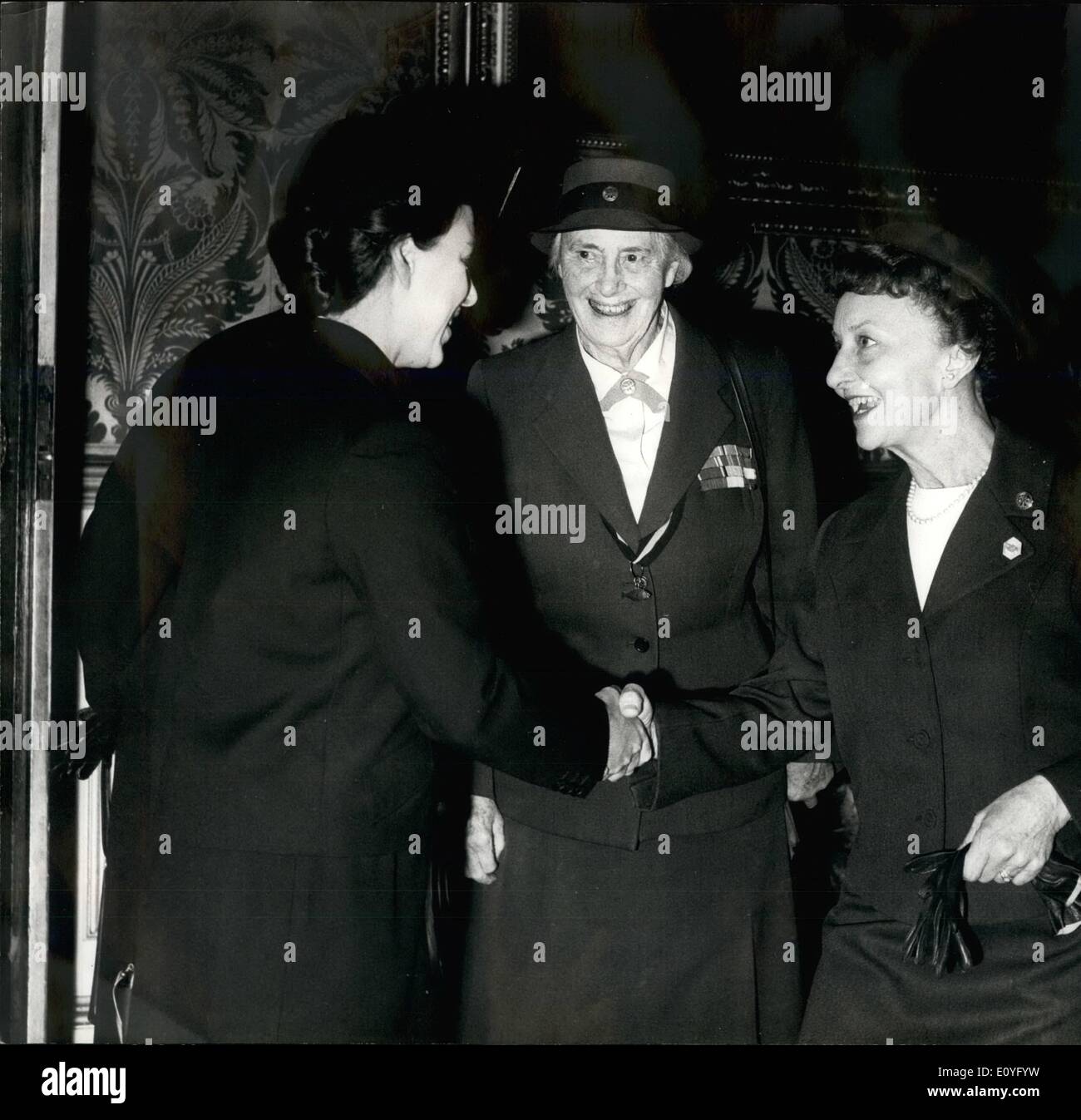 4. April 1970 - Prinzessin MARGARET besucht DIAMOND rechtfertigen A.G.M.OF Mädchen. WIDES. H.R.R.PRINCESS MARGARET der Präsident des Vereins Girl Guides heute Nachmittag President bei A.C.M Girl Guides ASSOCIATION im St James Palace. Dieses Jahr ist Diamond Jubilee für die Guides, die zuerst im Jahre 1910 bildeten Bild zeigt: OLAVE, LADY BADEN-POWELL (Mitte) führt H.R.HPRINCESS MARGARET, MRS CHARLES U.CULIER Staatspräsidenten Girl Scouts der Vereinigten Staaten und Vorsitzender Of.the World Association of Girl Guides and Girl Scouts. Stockfoto