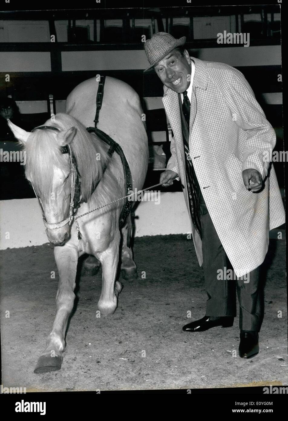 4. April 1970 - Fernandel als Clown in der Liebe zeigen. Fernandel, der berühmte französische Bildschirm Komiker, verhält sich wie ein Zirkusclown in der jährlichen Charity-Show von der Vereinigung französischer Künstler organisiert. OPS: Fernandel probt seine Tat als Zirkusclown. Stockfoto