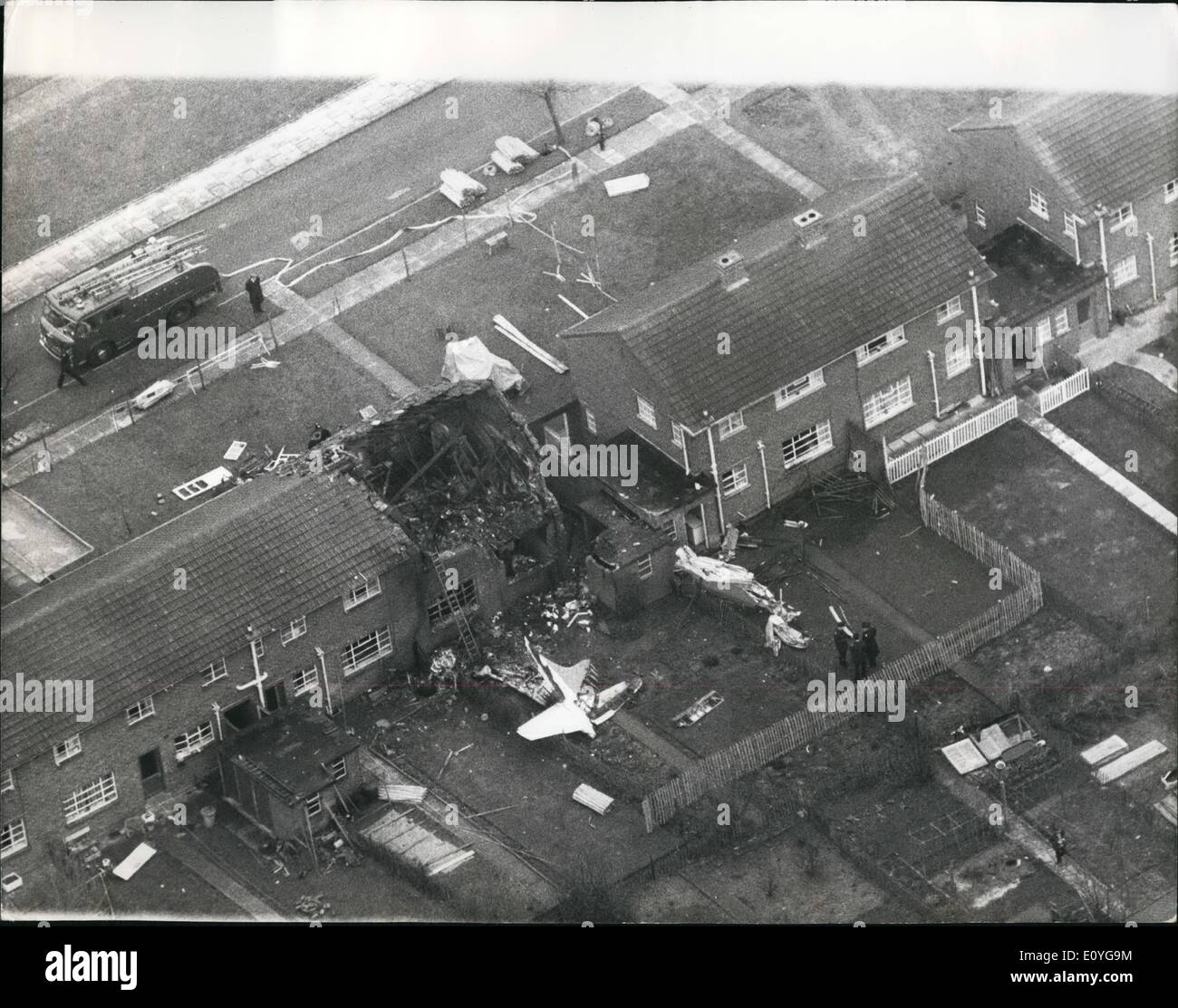 4. April 1970 - drei getötet als Flugzeug stürzt auf Haus: gestern wurden drei Menschen getötet, wenn ein Zwilling Taube engined executive Flugzeug stürzte auf ein Rathaus in Fordhouses, Wolverhampton, und in Brand gesetzt. Die Taube Besatzung von zwei gestorben und andere Opfer war Frau Nellie Hilton, 51, lebte im Haus durch das Flugzeug getroffen. Frau Hilton Sohn, Paul, 24, eine London-Lehrerin, sprang aus einem Fenster im oberen Stock mit seiner Frau Susan, da das Haus in geraten Brand. Sie wurden ins Krankenhaus gebracht und inhaftiert. Der Pilot 12 Sitzer Flugzeug, Capt Stockfoto