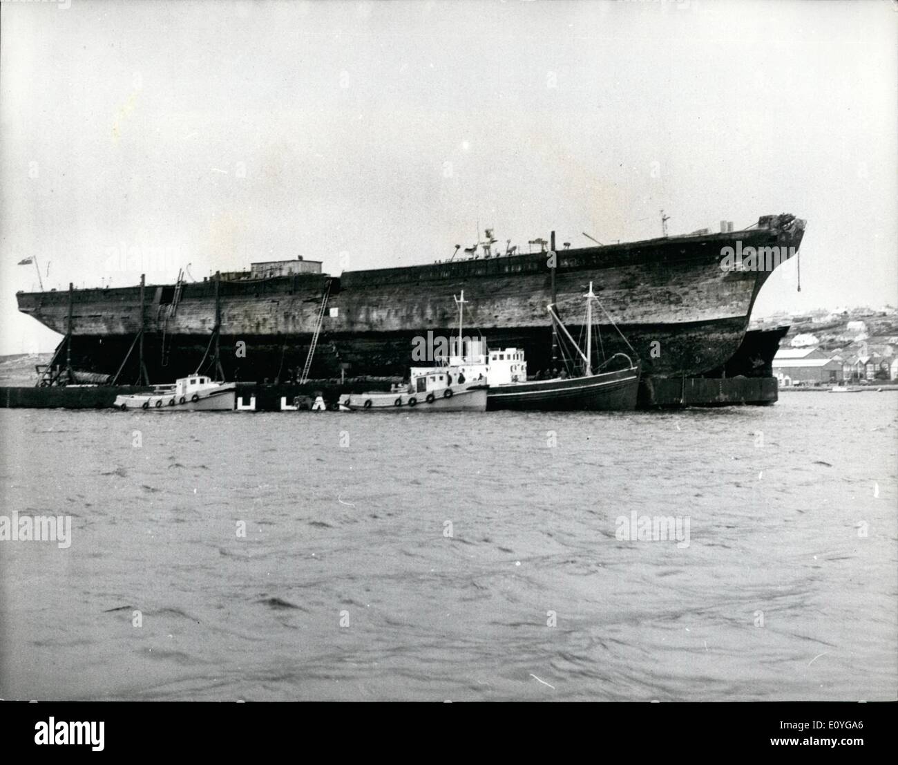 4. April 1970 - berühmten Eisernen Schiff letzte Reise: der Hulk das erste Ocean-Going-Schraube angetrieben Eisen Schiff, die S.S. Großbritannien, jetzt auf den Falkland-Inseln gestrandet ist, auf einem Ponton 2.667-Tonne über Tausende von Meilen von Ozean zu ihr ihre Heimat Hafen Bristol geschleppt. Die S.S. Großbritannien war von Isambard Kingdom Brunel, der berühmte britische Ingenieur entworfen und im Jahre 1843 ins Leben gerufen. Foto zeigt die S.S. Großbritannien nach angehoben auf dem Ponton in den Falkland-Inseln abgebildet. Stockfoto