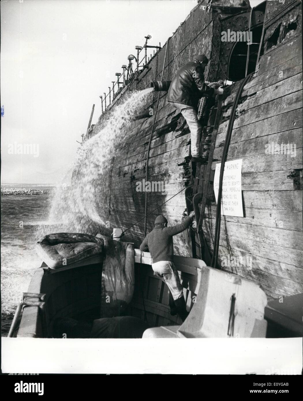 4. April 1970 - berühmten Eisernen Schiff letzte Reise: der Hulk das erste Hochsee-Schraube angetrieben Eisen Schiff, die S.S Großbritannien, ist jetzt auf einem Ponton 2.667-Tonne über Tausende von Meilen von Ozean zu ihrer Heimat Hafen Bristol geschleppt werden soll. Die S.S. Großbritannien war von Isambard Kingdom Brunel, der berühmte britische Ingenieur entworfen und im Jahre 1843 ins Leben gerufen. Foto zeigt Männer von der deutschen Tiefsee Schlepper Varius, die den Ponton zu den Falkland Islande - gehen an Bord der S.S abgeschleppt Great Britain. Stockfoto