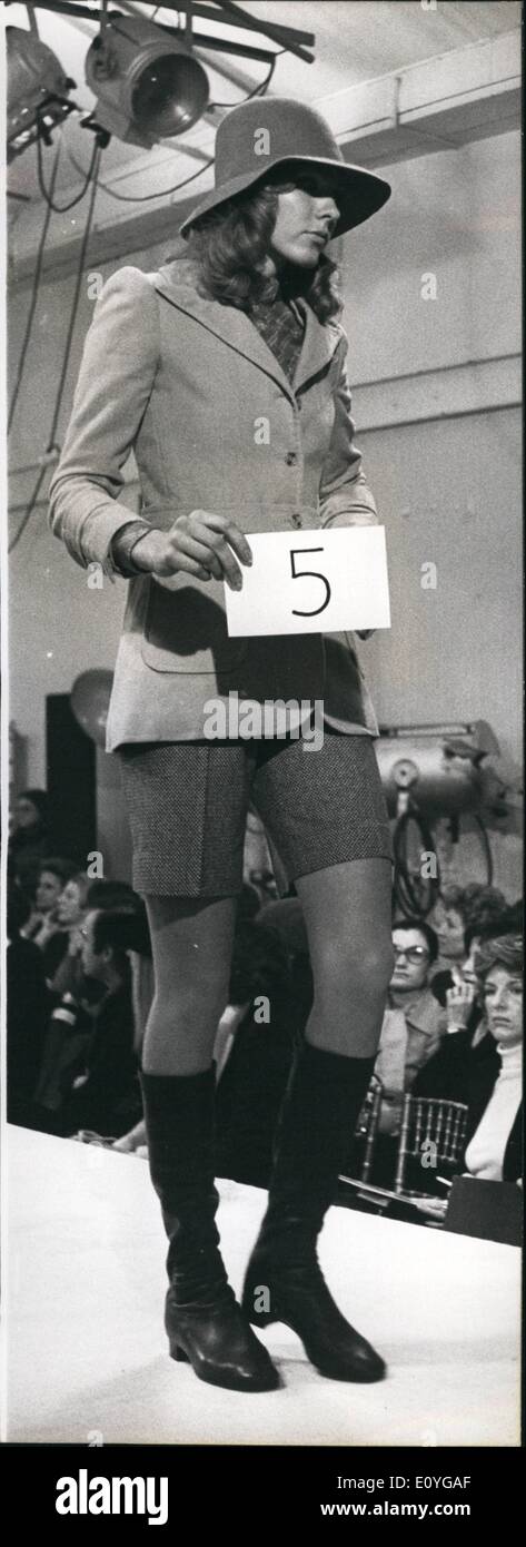 4. April 1970 - ist der Polo in einem floral Material. Die Jacke ist aus Wildleder. Modell mit zwei Kindern und einem Hund Pyrenäenberghund Stockfoto