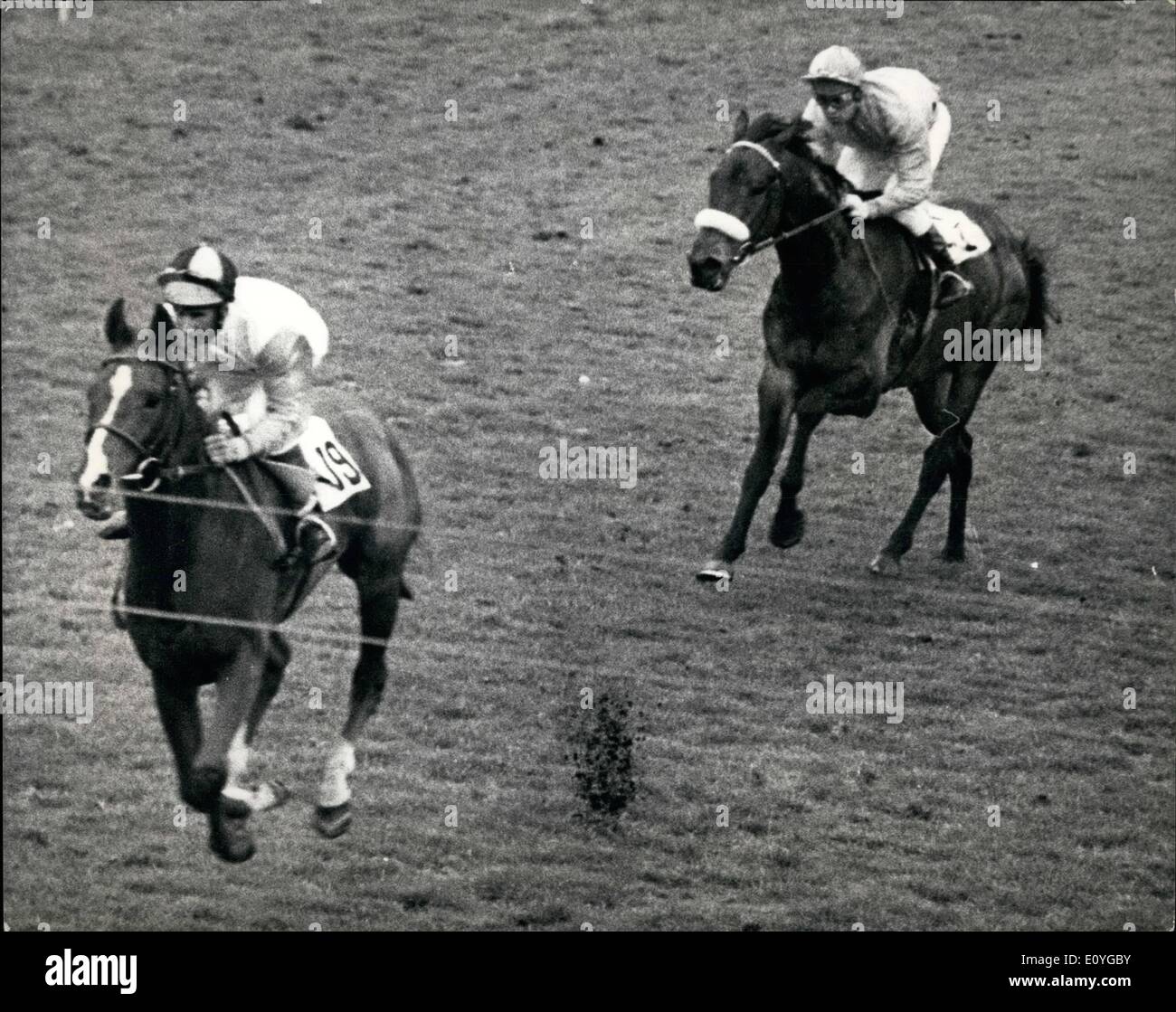 4. April 1970 - Rennen in Epsom. Großes Handicap Metropolitan. Foto zeigt: Hickleton, geritten von E. Johnson, der große Metropolitan Handicap in Epsom gewann heute von Kutch (A. Murray). Coral Diver (L. Piggott) wurde Dritter. Stockfoto