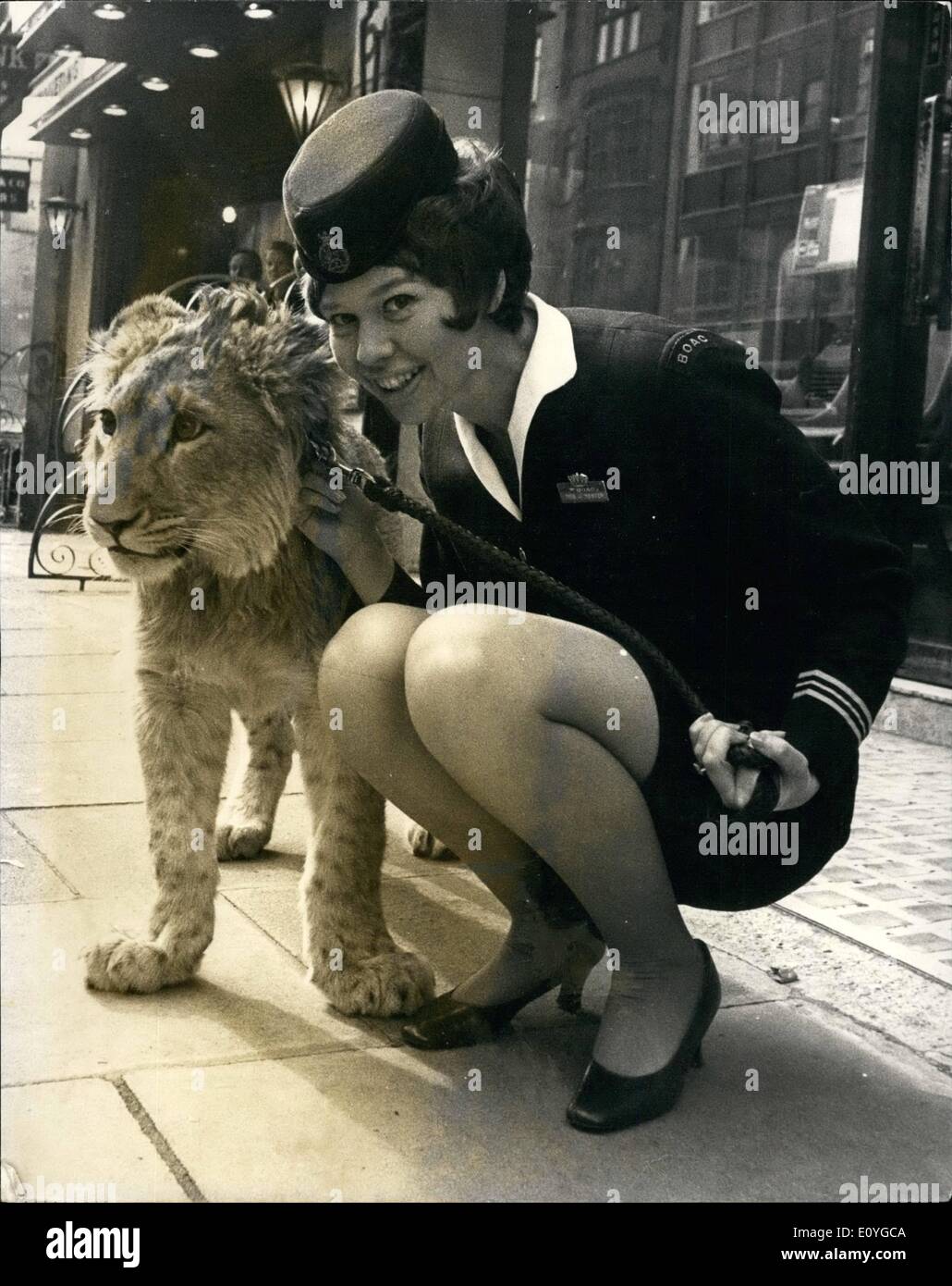 4. April 1970 - Löwenjunges geht auf Safari in London: Christian, ein sieben Monate altes Haustier Löwenjunges, beitreten werden den Jet Set an einen Film die Woche premiere. Die spielerische 100-Pfund-Cub war Ehrengast eine Vorschau der '' Safari'', ein B.O.A.C. Reisefilm über Ostafrika, und gezeigt, dass Top Reisebüros in Hannover grand, Aufhänger Straße, w.l. heute. Der Film wird später über versiegeln am Odeon Leicester Square für eine sechswöchige laufen mit dem Film '' Flughafen '' gehen. Foto zeigt B.O.A.C Stockfoto