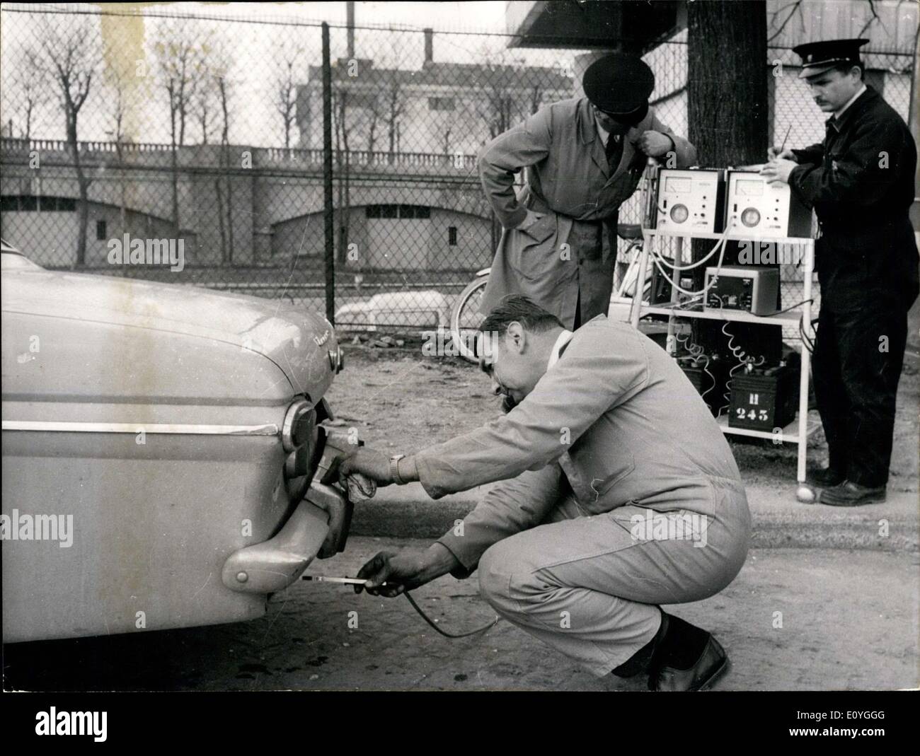 15. April 1970 - Anti-Luft-Verunreinigung-Kampagne in Paris: A besondere Kontrolle Kader in Auftrag gegeben, die Menge des kohlensaueren Gases, veröffentlicht von Auspuffrohren zu überprüfen. in Paris eingeführt worden. Das Foto zeigt überprüft die Menge des kohlensaueren Gases in eine Abgasleitung eines Motor-Autos in einer Paris Straße. Stockfoto