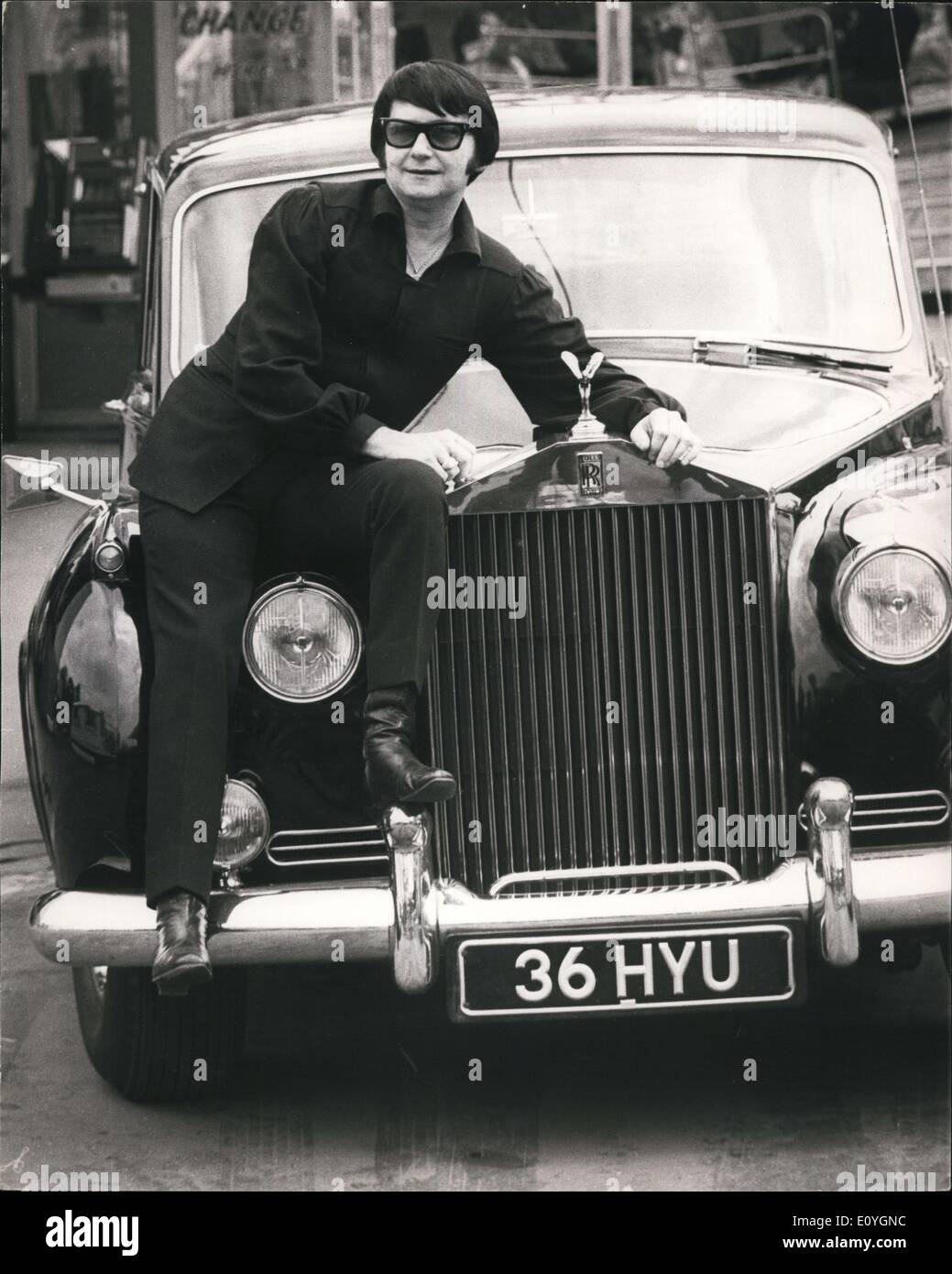5. Mai 1970 - Proben für verschiedene Club Star Gala Tag Roy Orbison kommt im Rolls-Royce: Proben wurden heute stattfindet am London Festival Lustgärten, Battersea Park, für den Variety Club Star Gala Day, am Samstag, M Ay 3o stattfindet. Das Foto zeigt. Amerikanischen Gesangsstar Roy Orbison mit seinen Rolls-Royce abgebildet, als er für die Proben an das Festival Gärten heute ankam. Stockfoto