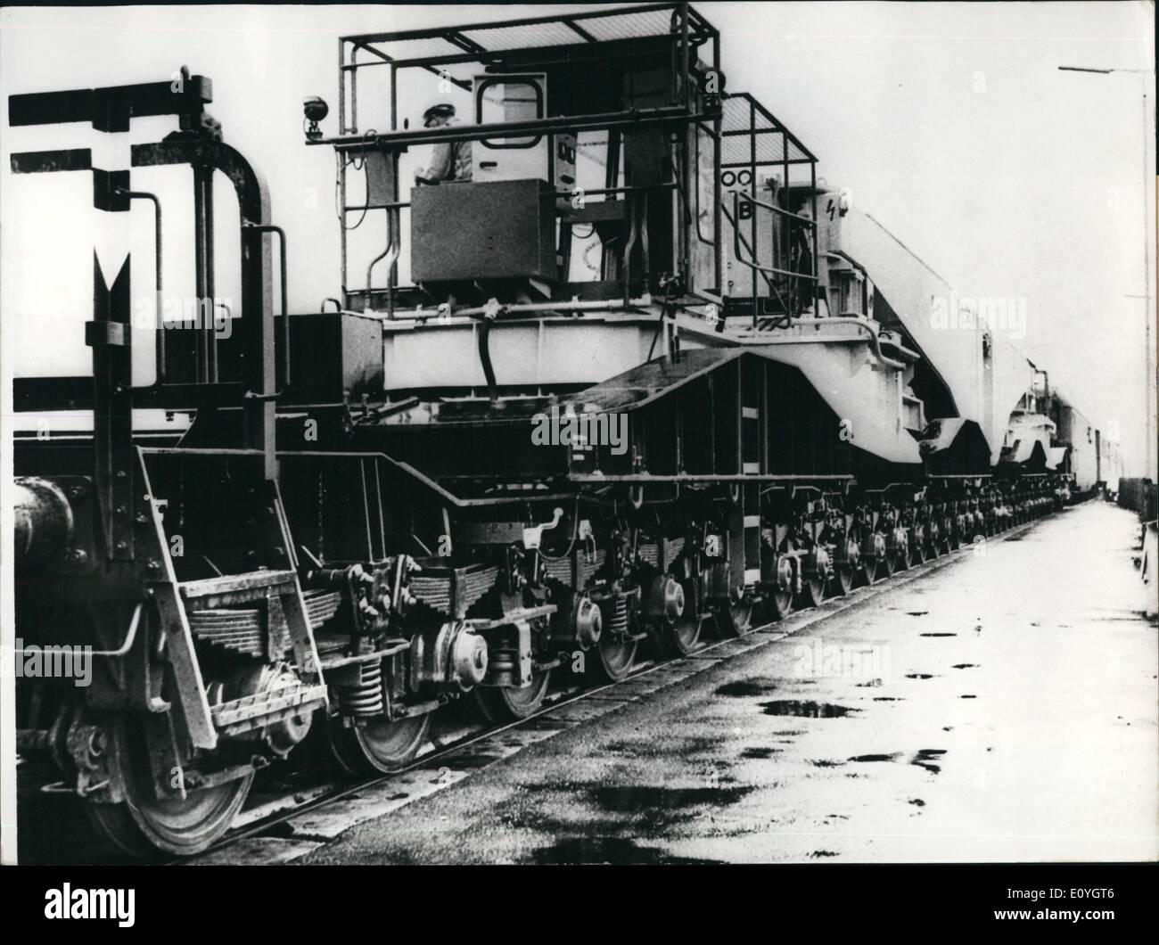 5. Mai 1970 - die größten Baumaschinen-Träger in der Welt:... war vor kurzem bei Krupp engineering Division in Essen, in Verbindung mit Cranebuilding-Sparte des Unternehmens Wilhelmshaven abgeschlossen. Das Auto besteht aus zwei Wagen, jeder ausgestattete Withfour achträdrige LKW die durch Nackenrollen und Schweller verbunden sind. In Verbindung mit der Schwanenhälse, aus denen die Belastung ausgesetzt wird, verteilen diese Nackenrollen und Schweller die Last gleichmäßig über alle LKW und Radsätze. Alle LKW und Nackenrollen sind ausgestattet mit neuen Arten von Teflon-Bett Mitte Platten erfordert keine Wartung Stockfoto