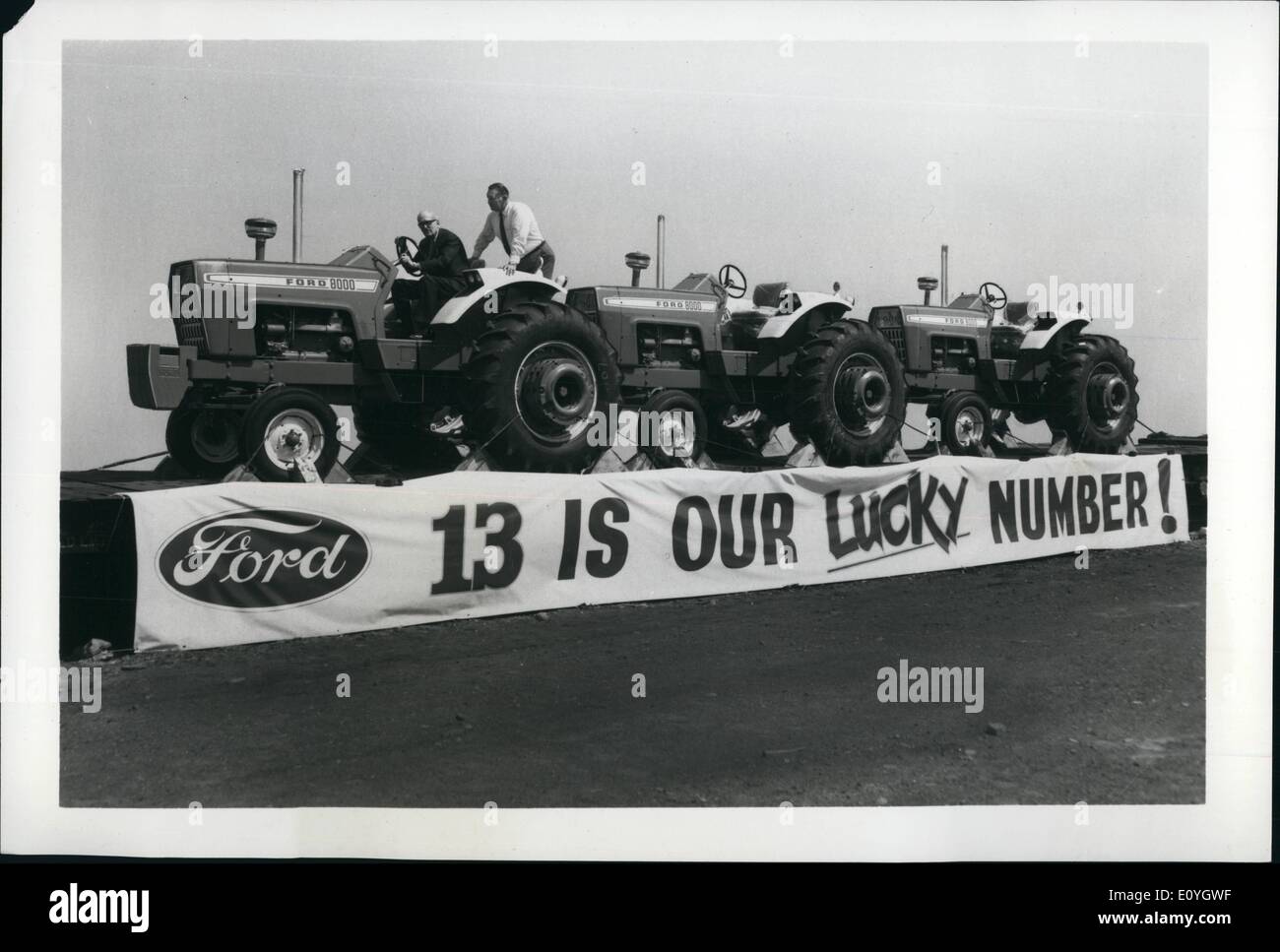 5. Mai 1970 - mexikanische Wagenzug--13 Waggons werden 40 neue Modell 8000 Ford Traktoren zu mexikanischen Bauern diese Woche tragen. Von Ford Traktor Auslandseinsätzen, verkauften Einheiten sind Produkte der Firma Highland Park (Mich) Traktorenwerk. Die mexikanische Regierung Auftrag für die big-Traktoren ist der größte einzelne Export Verkauf dieser Geräte da 115,5 PS-Traktoren zu den überseeischen Märkten in diesem Jahr eingeführt wurden. '' Start '' Zug L.O Wilkins (sitzend), Lant-Manager, und Clarence J. Bailey, Vertriebsmitarbeiter, Highland Park Traktor. Stockfoto