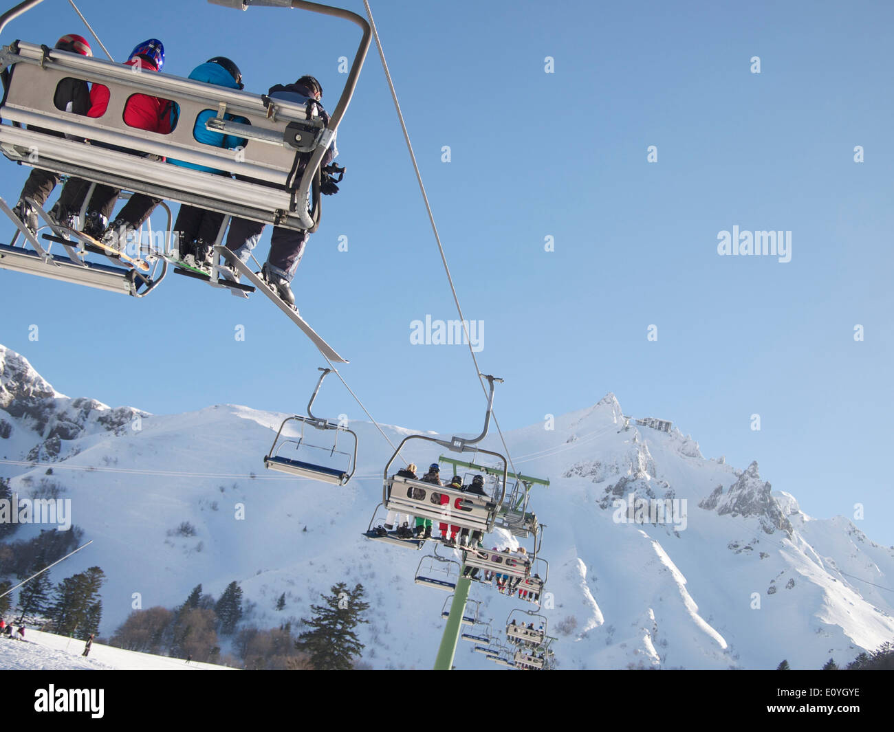Skifahrer am Skilift am Skigebiet Le Mont-Dore, massiv von Sancy, Auvergne, Frankreich Stockfoto