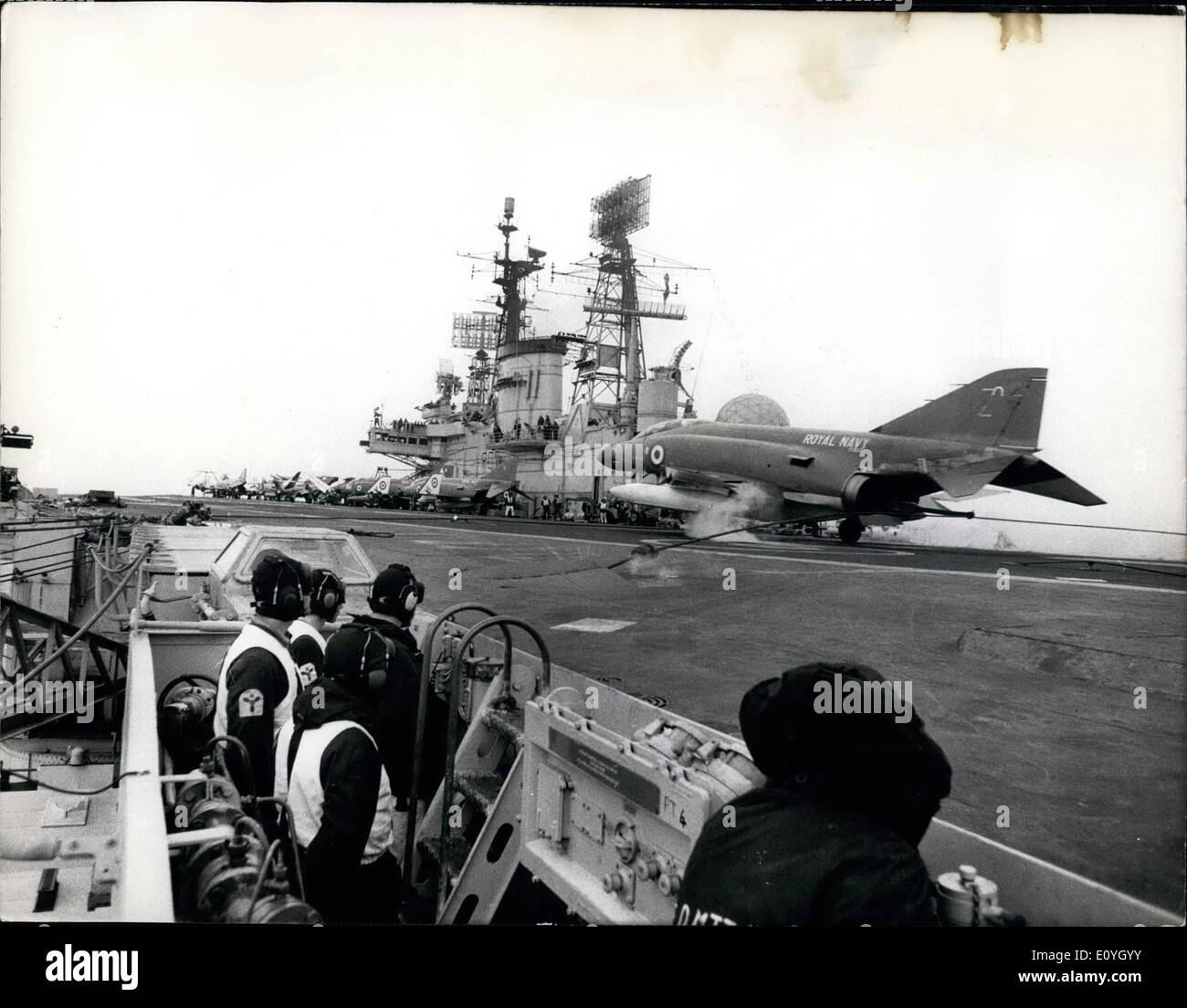 5. Mai 1970 - Phantom Fighter Ländereien auf Deck von The Ark Royal: Der Ableiter Getriebe bremst einen Phantom-Kämpfer wie es landete auf Stockfoto