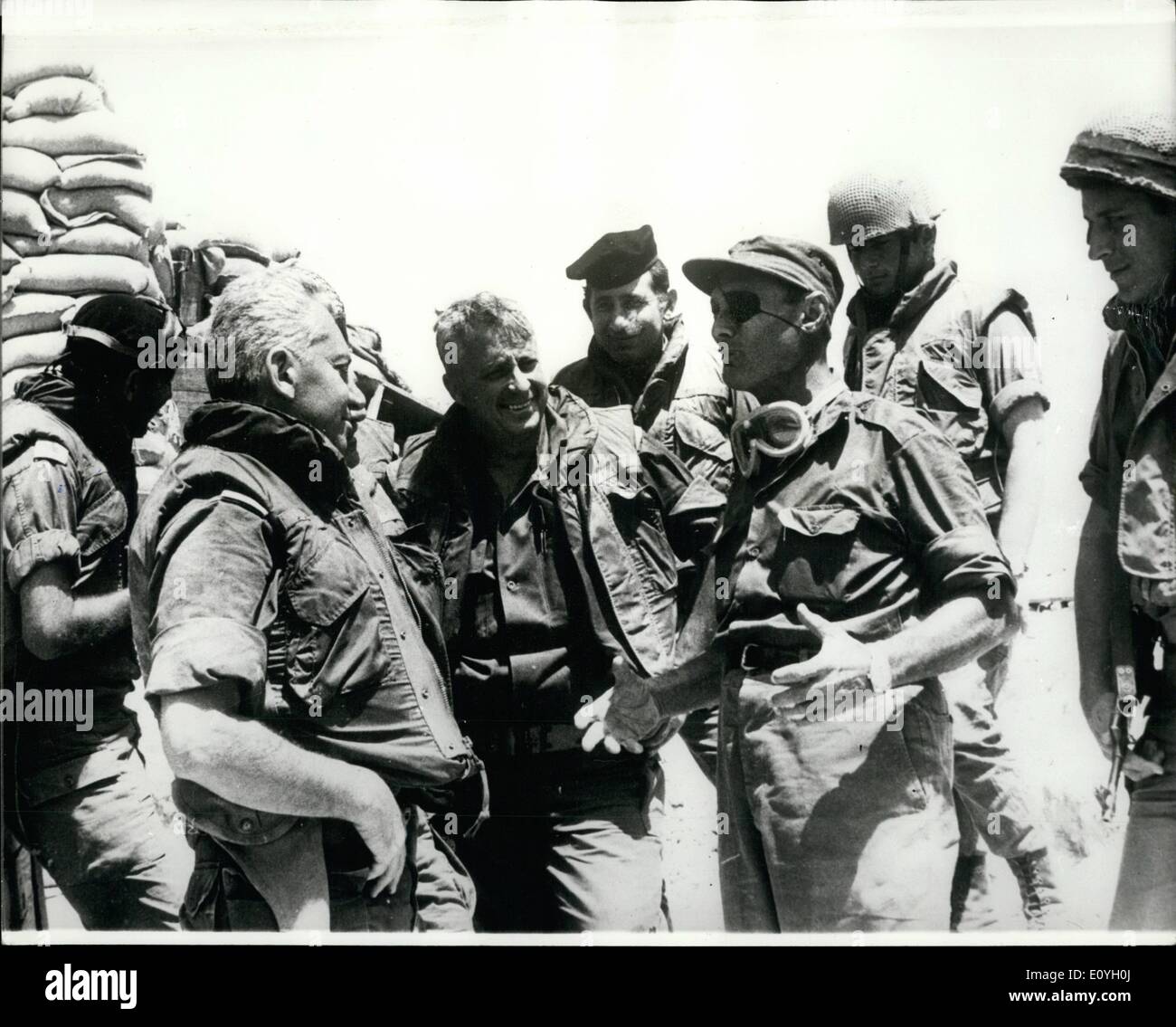 5. Mai 1970 - israelischen militärischen Chefs werfen Sie einen Blick. Angesichts der Eskalation der ägyptischen Aktivität entlang des Suez-Kanals, geglaubt, um durch den Dienst der sowjetischen Piloten in der ägyptischen Luftwaffe ging Militärchefs der israelischen Verteidigungskräfte auf einer Tour durch Inspektion des Gebiets, die fortschrittliche Positionen anzeigen. Foto zeigt:-(L, R): Chef des Stabes Haim-Bar-Lev; O.C südlichen Befehl General Arye Sharon; und Verteidigung-Minister Moshe Dyan. Stockfoto