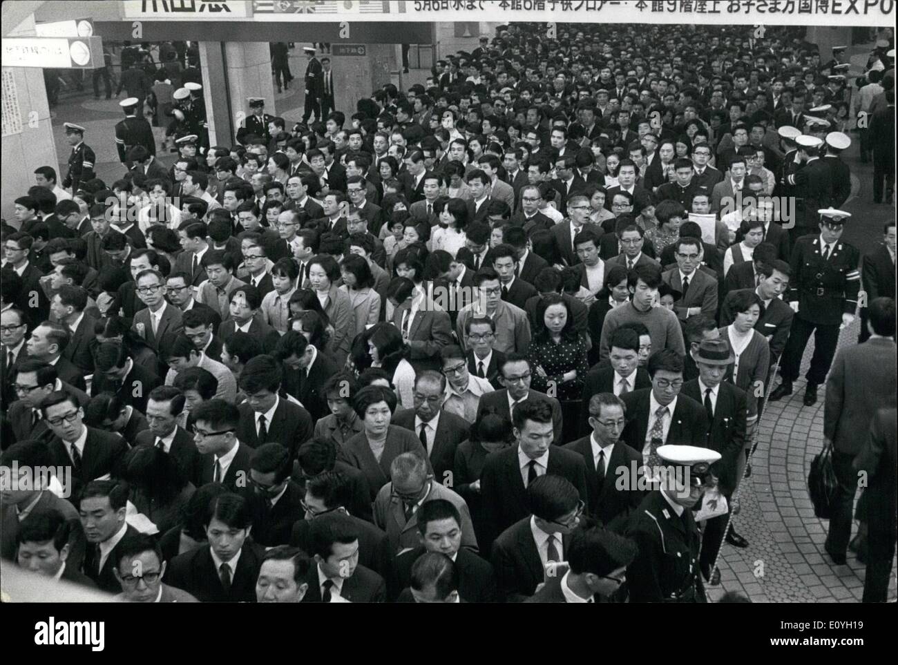 5. Mai 1970 - orientalische Geduld.: Eine große Anzahl von japanischen Pendler warten ruhig die paar nicht auffällig Züge in Tokio Hauptbahnhof, während der 24-Stunden-Streik der Eisenbahner auf die meisten privat geführte Rail Services an Bord. Der Eisenbahner fordern eine Gehaltserhöhung von monatlich 10.000 Yen hat, und das Management Yen 8.950, die ihre Anforderungen erfüllen kann. Der Streik von 13 großen Privatbahnen wurden rund 11,738,000 Personen betroffen. Stockfoto