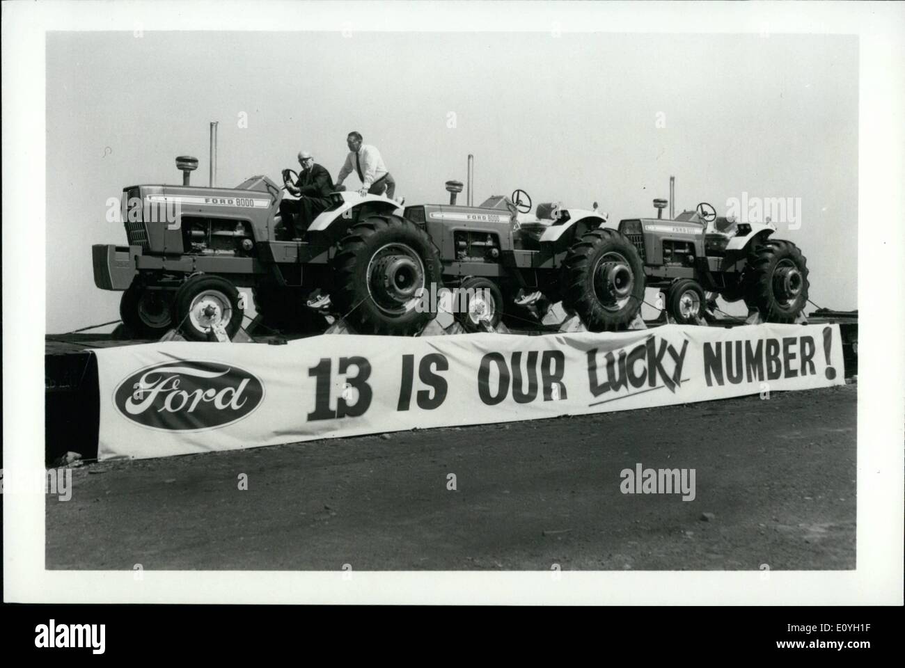 5. Mai 1970 - mexikanische Wagenzug: 13 Waggons werden 40 neue Modell 8000 Ford Traktoren zu mexikanischen Bauern diese Woche tragen. Von Ford Traktor Auslandseinsätzen, verkauften Einheiten werden von der Firma Highland Park (Michigan) Traktorenwerk produziert. Die mexikanische Regierung Auftrag für die big-Traktoren ist der größte einzelne Export Verkauf dieser Geräte da 115,5 PS-Traktoren zu den überseeischen Märkten in diesem Jahr eingeführt wurden. '' Mit '' des Zuges sind L.O Wilkins (sitzend), Betriebsleiter und Clarence J.Bailey Verkauf repräsentative Highland Park Traktorenwerk. Stockfoto