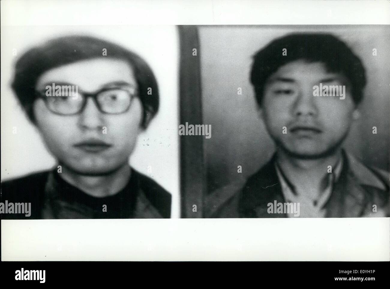 Mai 05, 1970-zwei der Entführer Tsuneo Umeuchi (22) (links) und Takamaro Tamya (27) des '' Sekigun-ha'' (Rote Armee Fraktion) Stockfoto