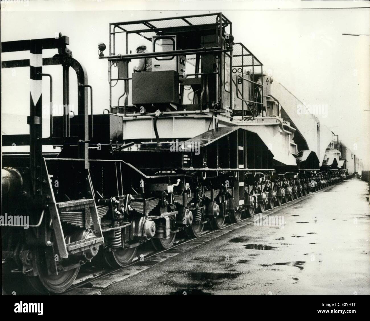 5. Mai 1970 - weltweit größte Erdbewegungsmaschinen Carrier. Die weltweit größte Erdbewegungsmaschinen Carrier wurde bei Krupp engineering Division in Essen, in Verbindung mit der Firma Kran Hochbausparte, Wilhelmshaven abgeschlossen. Das Auto besteht aus zwei Wagen, jeweils ausgestattet mit vier 8-Rad-LKW verbunden durch Nackenrollen und Schweller. In Verbindung mit der Schwanenhälse, aus denen die Belastung ausgesetzt ist, diese Nackenrollen und Schwellen die Last verteilen gleichmäßig über alle LKW und Rad-sets Stockfoto