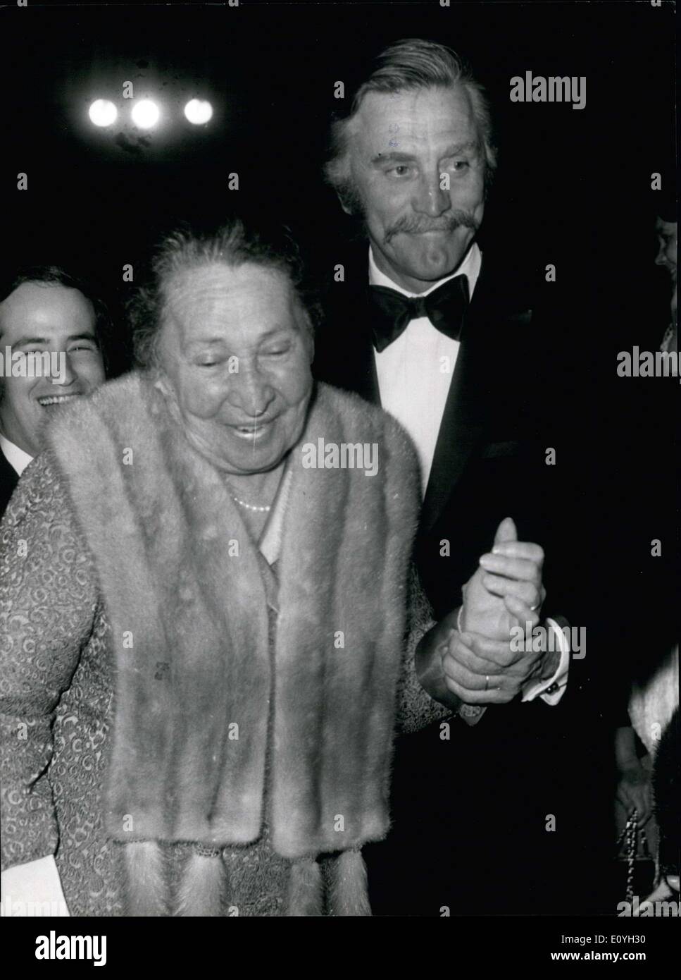 9. Mai 1970 - hier ist Kirk Douglas eskortieren israelische Schauspielerin, Berta Litvina bei den Filmfestspielen von Cannes. Stockfoto