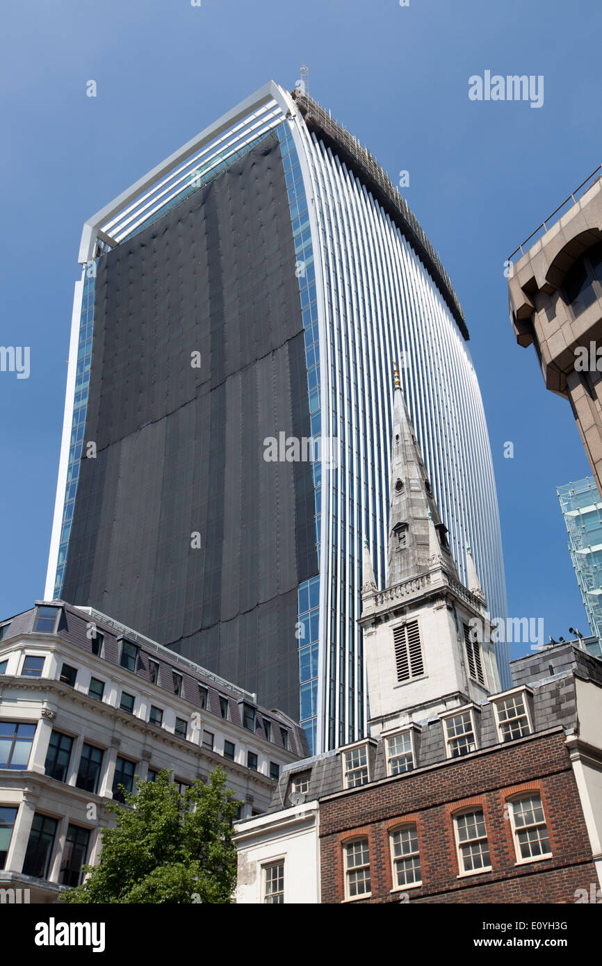 20 Fenchurch Street einen Wolkenkratzer von dem Architekten Rafael Vinoly in London. Den Spitznamen The Walkie-Talkie wegen seiner Form. Stockfoto