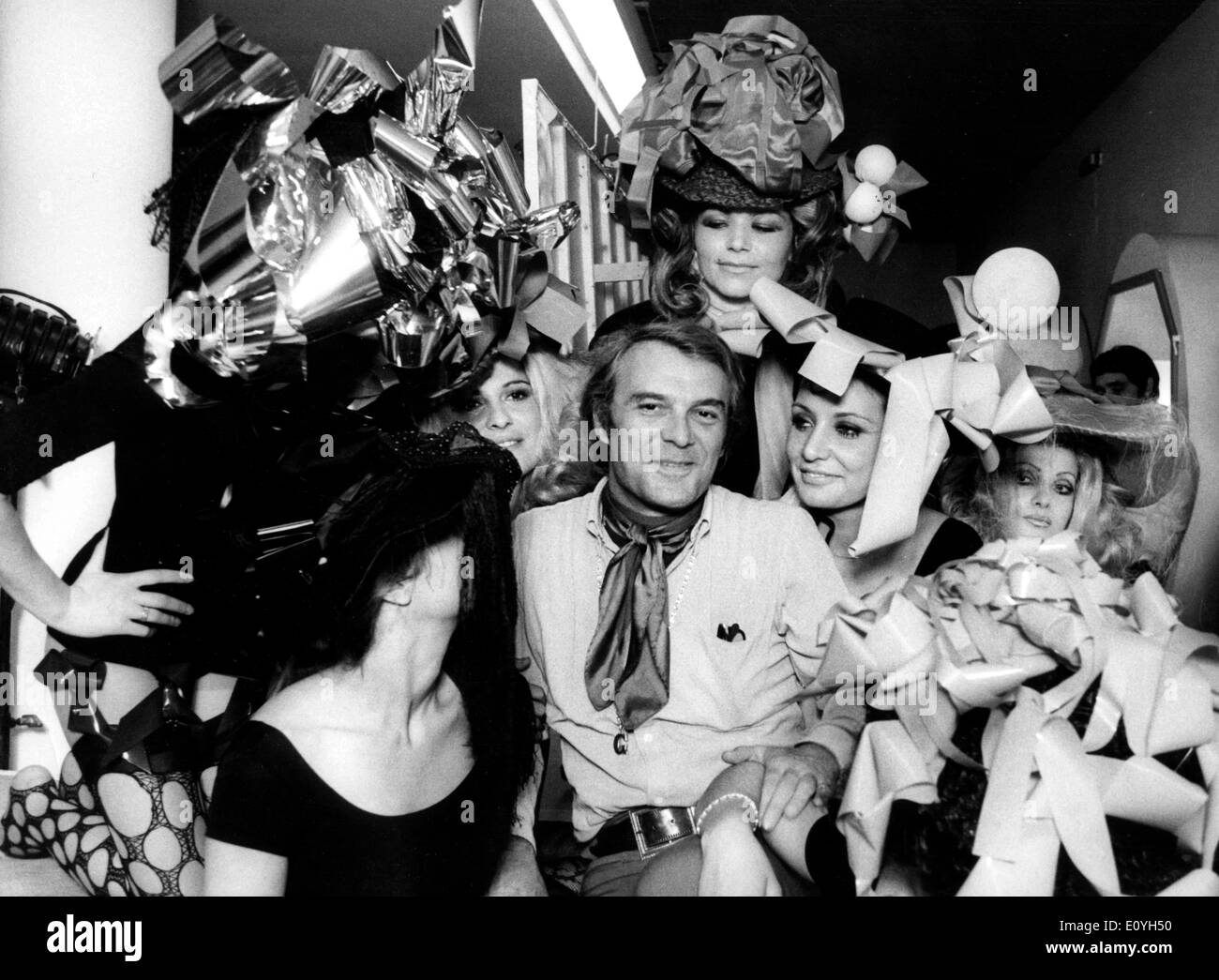 14. Mai 1970; Rom, Italien; Der bekannte italienische Schauspieler GIORGIO ALBERTAZZI, berühmt für seine Rolle in "Dr. Jeckill" TV Stück leitet seinen ersten Film "Gradiva", in dem eine Menge von schönen Mädchen angezeigt wird. Das Bild zeigt Giorgio eingekreist von den Mädchen. Stockfoto