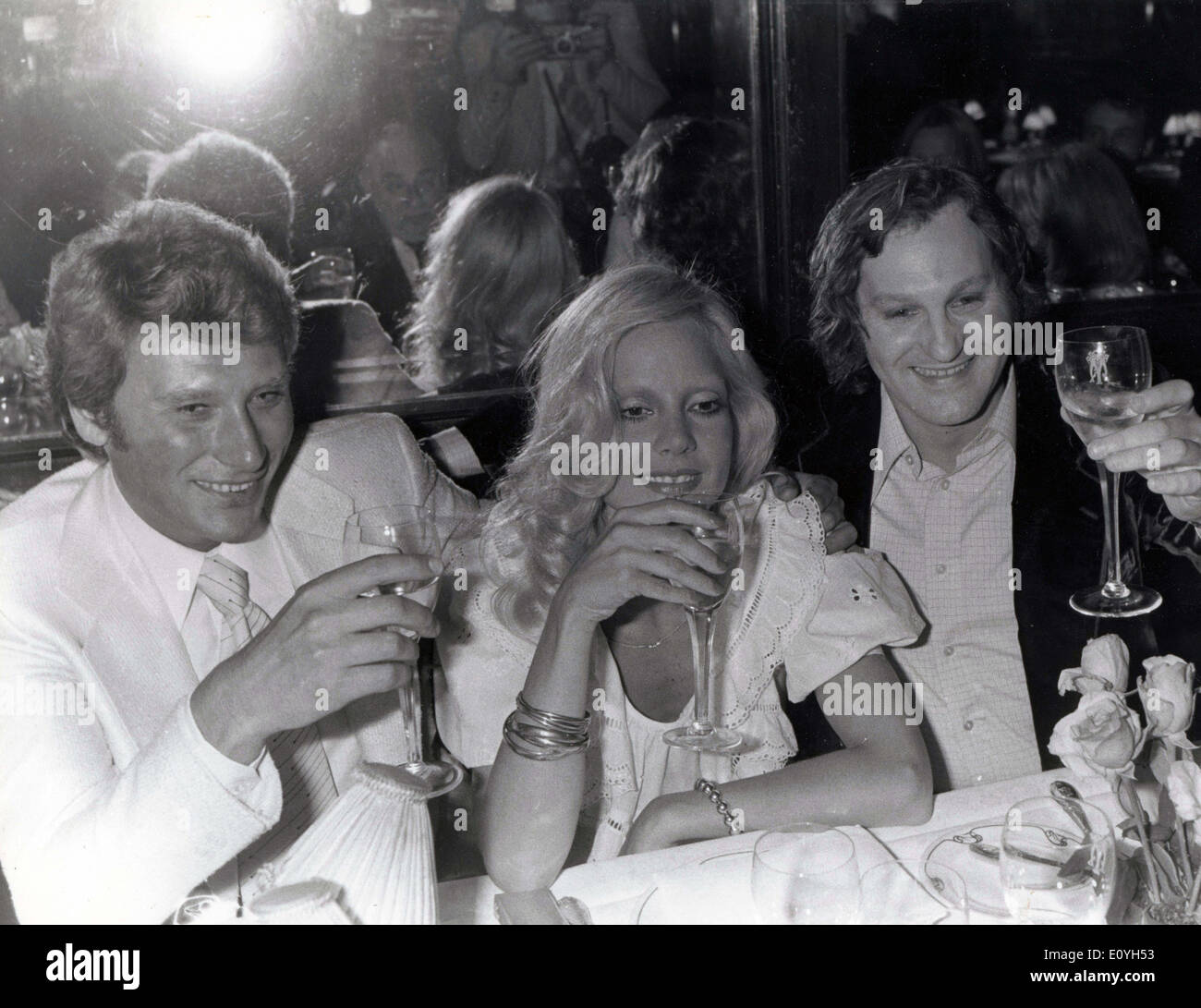 14. Mai 1970 - Paris, Frankreich - nach seinem ersten Auftritt als Sängerin in der Music Hall Olympia, JEAN JACQUES (R) Toast mit seinen Freunden JOHNNY HALLYDAY und seine Frau SYLVIE VARTAN. Genaues Datum unbekannt Stockfoto