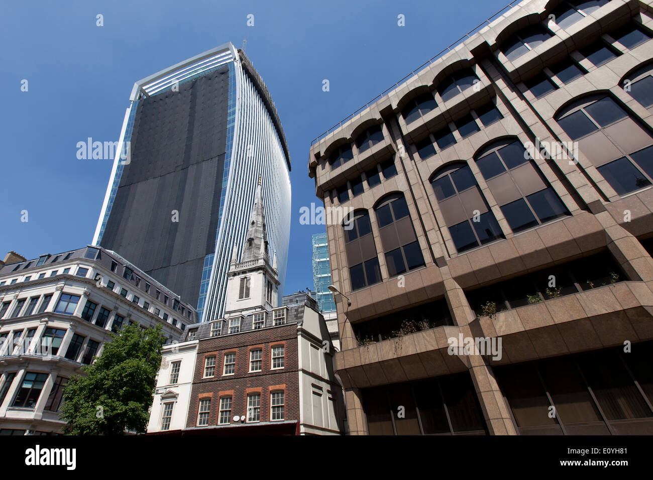 20 Fenchurch Street einen Wolkenkratzer von dem Architekten Rafael Vinoly in London. Den Spitznamen The Walkie-Talkie wegen seiner Form. Stockfoto