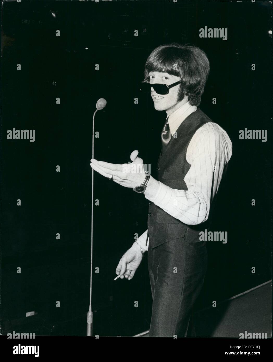 6. Juni 1970 - britischen tour für Robin Gibb.: Robin Gibb, der Sänger/Schriftsteller, die Bee Gees beenden, beginnt seine erste britische Solo Stockfoto