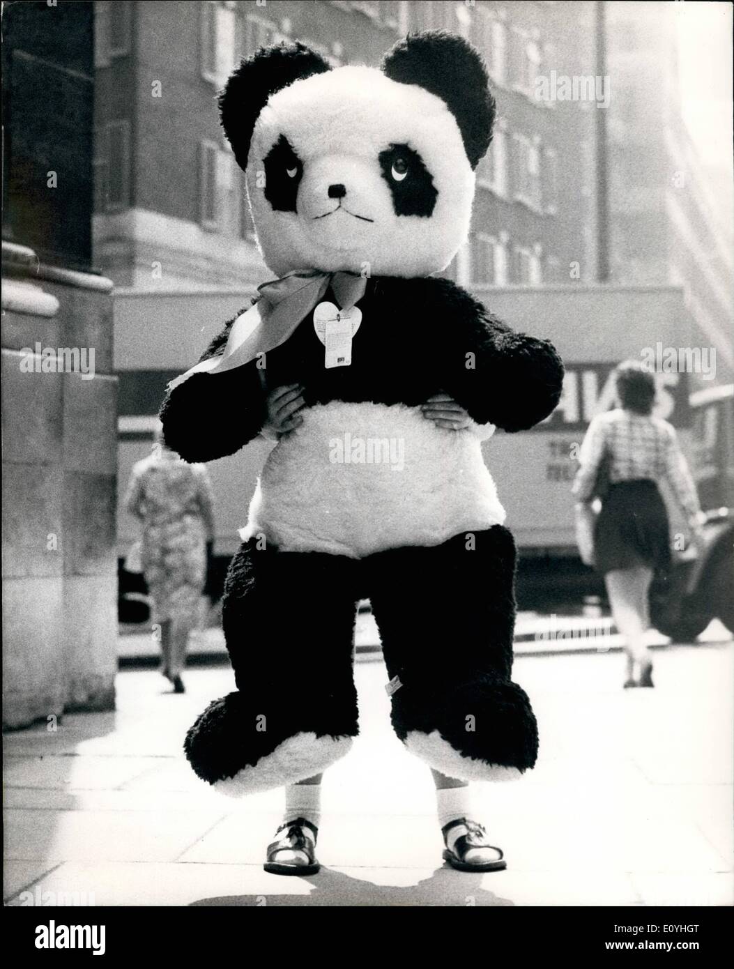 6. Juni 1970 - London toy Show. Foto zeigt nur die Hände und Füße des 4 - Jahre alten David Lewis, der Stanmore, zu zeigen, wie er zusammen mit 3 ft kämpft hoch Panda, der auf dem 8. ist. London Toy Show, die heute im Grosvenor House, London eröffnet. Stockfoto