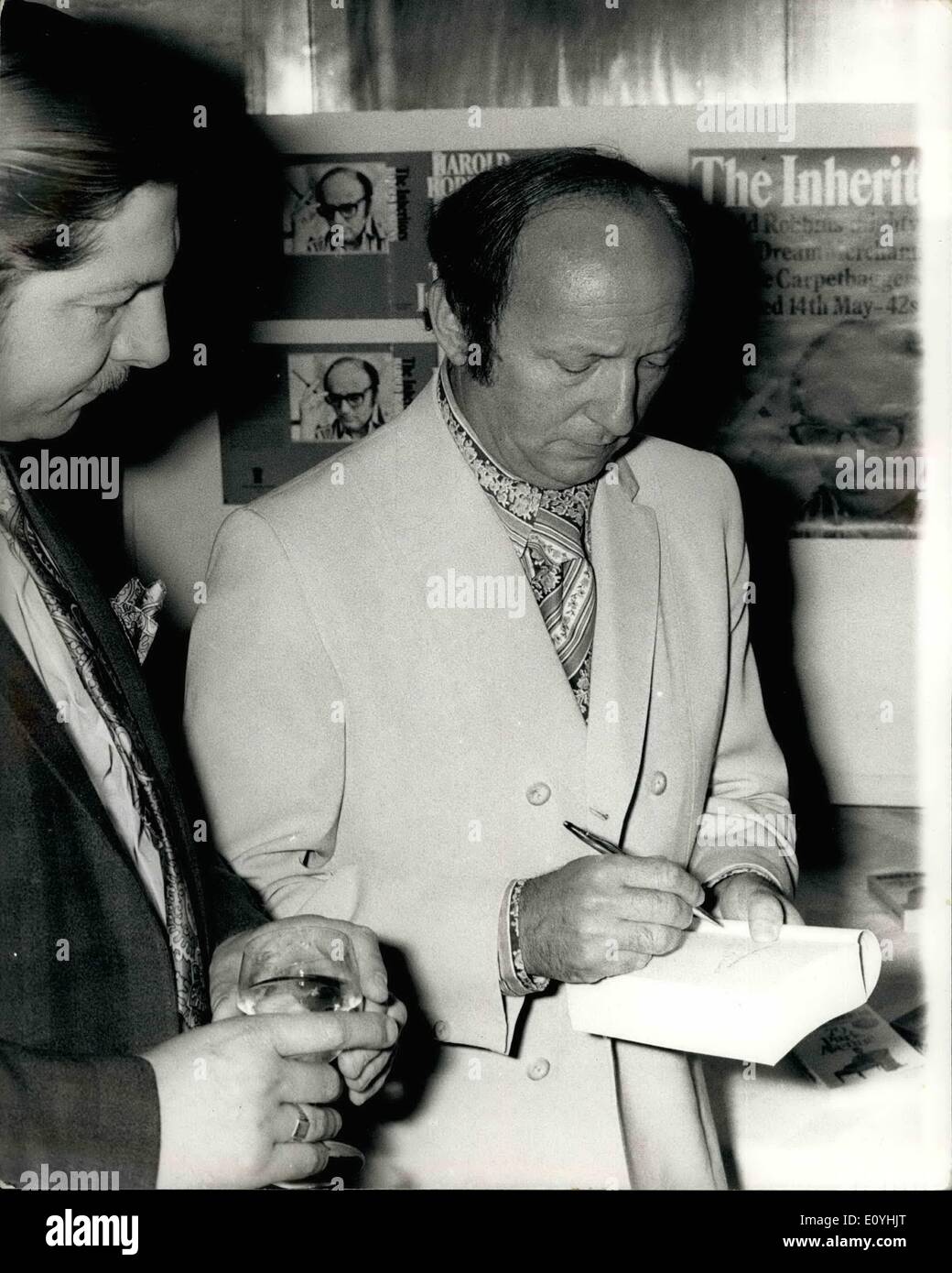 6. Juni 1970 - Schriftsteller Harold Robbins bei einem Besuch in London: Harold Robbins, die Ausgaben ein paar Tage in London auf seinem Weg aus den USA in seine Heimat in Südfrankreich kann Laien Anspruch auf die am weitesten verbreitete lesen Schriftsteller schreiben heute. Niemand seiner Bücher hat weniger als 600.000 Exemplare verkauft, ein Jahr und seine erfolgreichsten '' The Carpetbaggers'' Mauer mehr als 6 Millionen verkauft hat. In Form eines Taschenbuchs allein haben seine zehn Romane mehr als 20 Millionen Exemplare verkauft. Robbin es neueste Roman '' die Erben '' wurde in London von Nel am 14. Mai veröffentlicht und in den ersten drei Wochen 30.000 verkauft worden Stockfoto