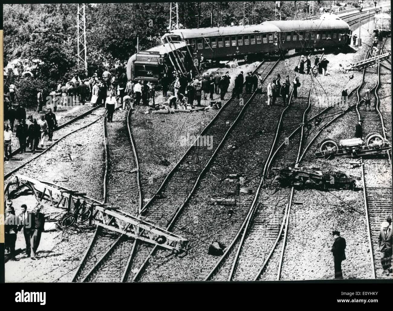6. Juni 1970 - fünf Tote bei einem schweren Zugunglück: einem schweren Zugunglück in der Nähe von Celle/Niedersachsen verursacht mindestens fünf Tote und 20 schwer verwundet Passagiere auf 5.6.70. Der Unfall geschah, als plötzlich, dass die letzten acht Wagen der Express Zug Stuttgart-Hamburg auf high-Speed entsprungen aus den Schienen und teilweise aufgehoben. Es ist noch nicht bekannt, was die Ursache des Unfalls war, aber der Dirigent sagte er Luxationen der Spuren bemerkt hatte, kurz bevor der Unfall passierte. Foto zeigt, dass der Ort der Katastrophe ist ein Bild der Verwüstung Stockfoto