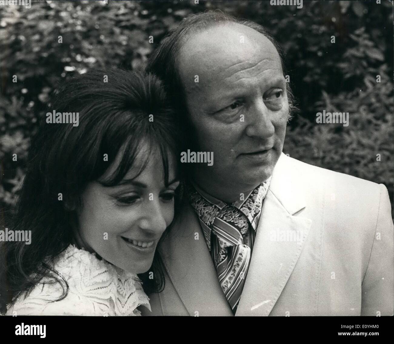 6. Juni 1970 - Schriftsteller Harold Robbins auf A Visit, London: Harold Robbins, wer verbringt ein paar Tage in London auf seinem Weg aus den USA in seine Heimat in Südfrankreich, kann für sich beanspruchen, wird das meistgelesene Schriftsteller schreiben heute. Nicht eines seiner Bücher hat ein Jahr und seine erfolgreichsten weniger als 600.000 Exemplare verkauft. '' Die Profiteure '', hat weit über 6 Millionen verkauft. In Form eines Taschenbuchs allein haben seine zehn Romane mehr als 20 Millionen Exemplare verkauft. Stockfoto