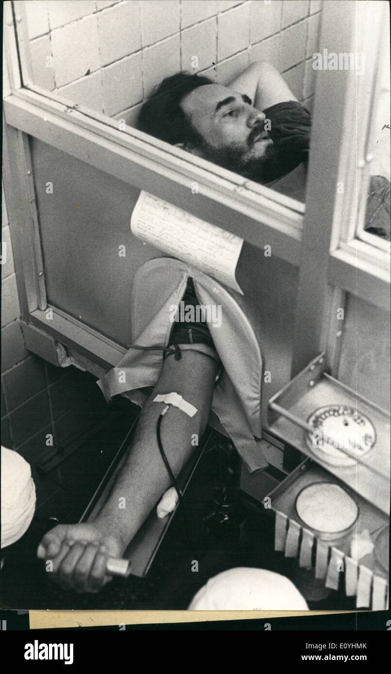 6. Juni 1970 - kubanische Blut für Peru: Major Fidel Castro, Premierminister der kubanischen revolutionäre Regierung und Präsident Osvaldo Dorticos gehörten zu den ersten Kubaner, die ging zur Havanna Blutbank, Blut zu spenden, für die peruanische Menschen, Opfer von einem der größten Katastrophen in der Geschichte. Beginn in den frühen Morgenstunden Menschen begannen, in den Krankenhäusern zu sammeln und Blutbanken in Antwort auf einen Aufruf veröffentlicht in der Zeitung '' Granma'': '' Blut in unseren peruanischen Brüder helfen musste Stockfoto