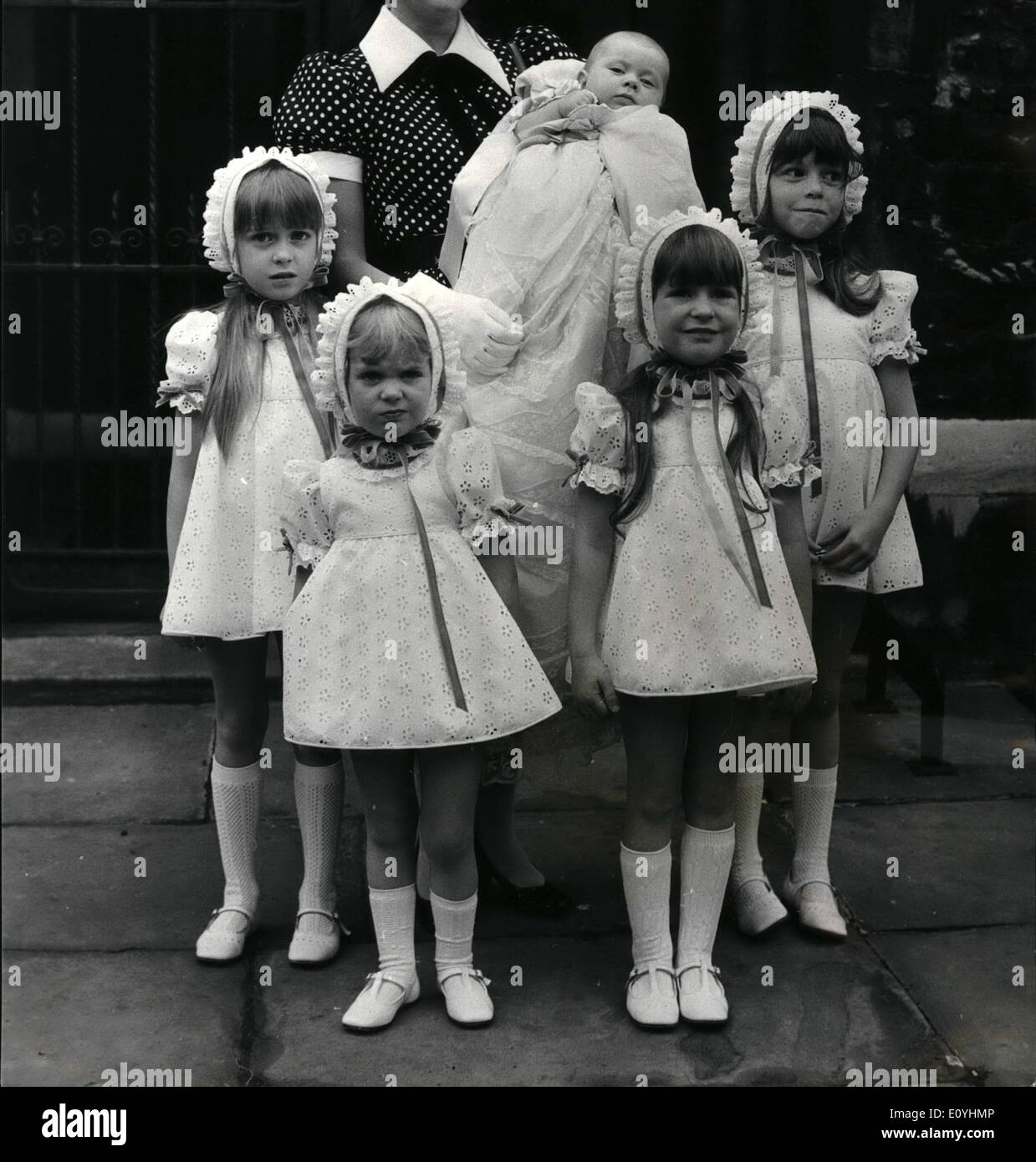 6. Juni 1970 - drei Tochter von den Ländern von Dudley getauft: mit fünf Töchtern zu bewältigen, die Gräfin von Dudley, besser bekannt als Maureen Swanson, die Schauspielerin glaubt an die Dinge im großen Stil zu tun. Ihre drei jüngeren Töchter wurden heute am Christ Church, Eldon Road, W.8 getauft. Sie waren Lady Victoria, 4 LadyAmelia 3 und Frau Cressida 5 Motten. Bild zeigt: Die Gräfin von Dudley mit ihren fünf Töchtern L-R. Melissa6, Amelia3, Vistoria 4, Susanna 7 und Baby Cressida 5 Monate. Stockfoto