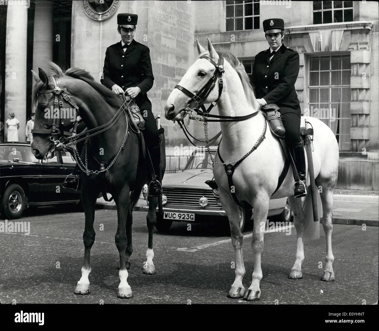 6. Juni 1970 - Einführung in London zunächst zwei montiert Polizistinnen Londons erste berittene Polizistin, P.O. Margaret Gooda, 2 Stockfoto