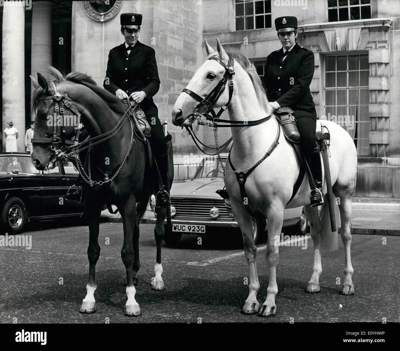 6. Juni 1970 - Einführung Londons erste zwei montiert Polizistin: Londons erste berittene Polizistin, P.C. Margaret Goodacre, Stockfoto