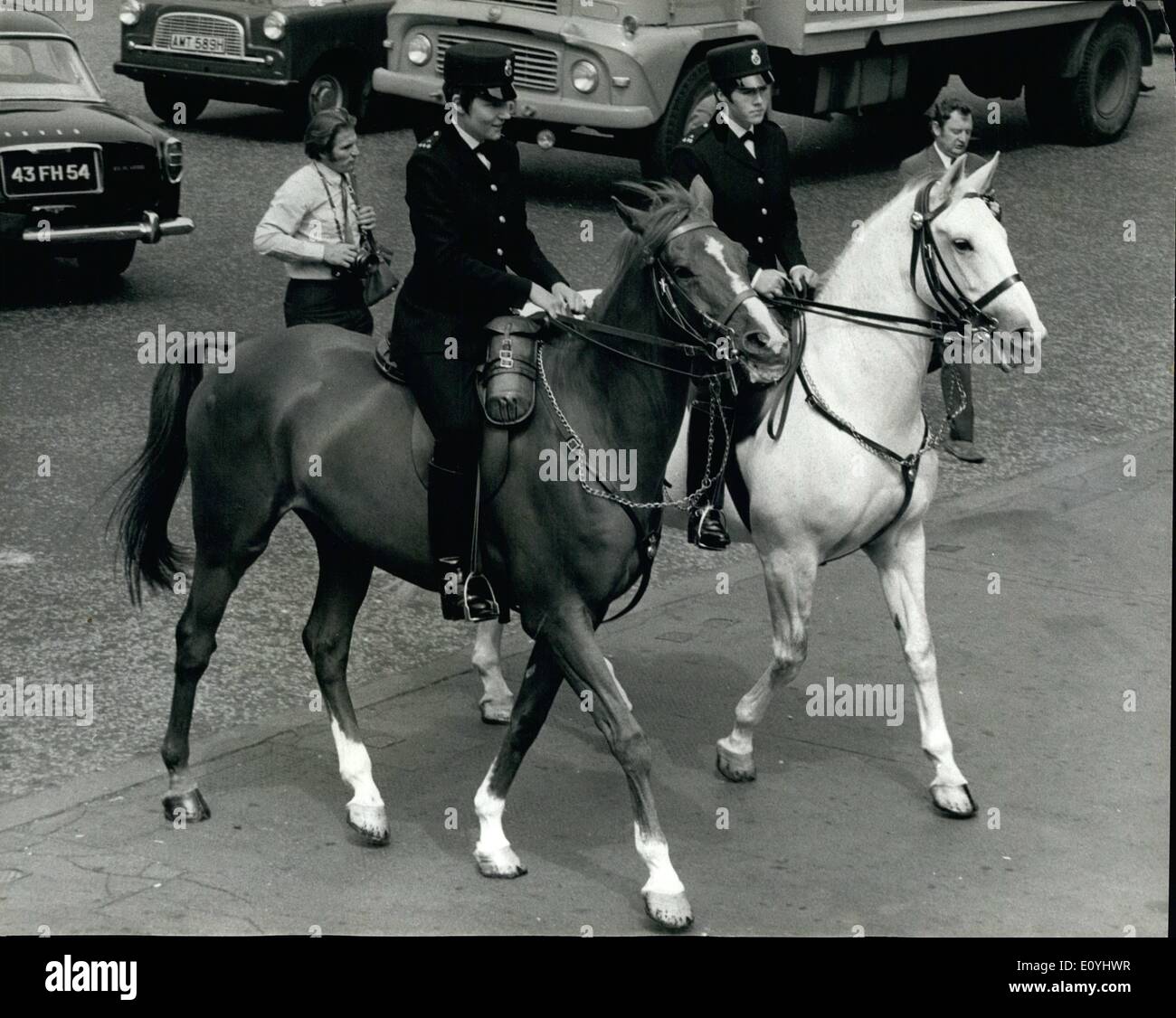 6. Juni 1970 - Einführung Londons erste zwei montiert Polizistin: Londons erste berittene Polizistin, P.C. Margaret Goodacre, Stockfoto