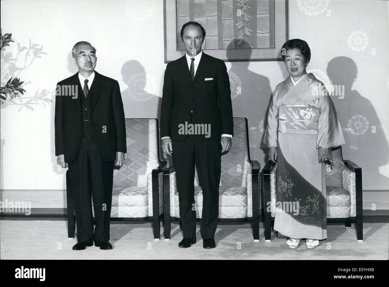 6. Juni 1970 - Trudeau in Japan: der kanadische Premierminister & Pierre Elliott Trudeau empfangen vom Kaiser und Kaiserin von Japan am Kaiserpalast in Tokio bei seinem Besuch in Japan als Gast der Premierminister Sato und der japanischen Regierung. Trudeau wird am Canada Day Feierlichkeiten auf der EXPO 70 teilnehmen. Stockfoto