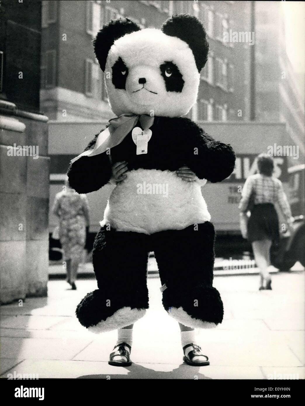 9. Juni 1970 - London Toy Show: Bild zeigt: nur die Hände und Füße der 4-jährige David Lewis, der Stanmore, zeigen, wie er zusammen mit 3 ft kämpft Tal; Panda, der auf dem 8. ist. London-Toy Show, die heute im Grosvenor House, London eröffnet. Stockfoto