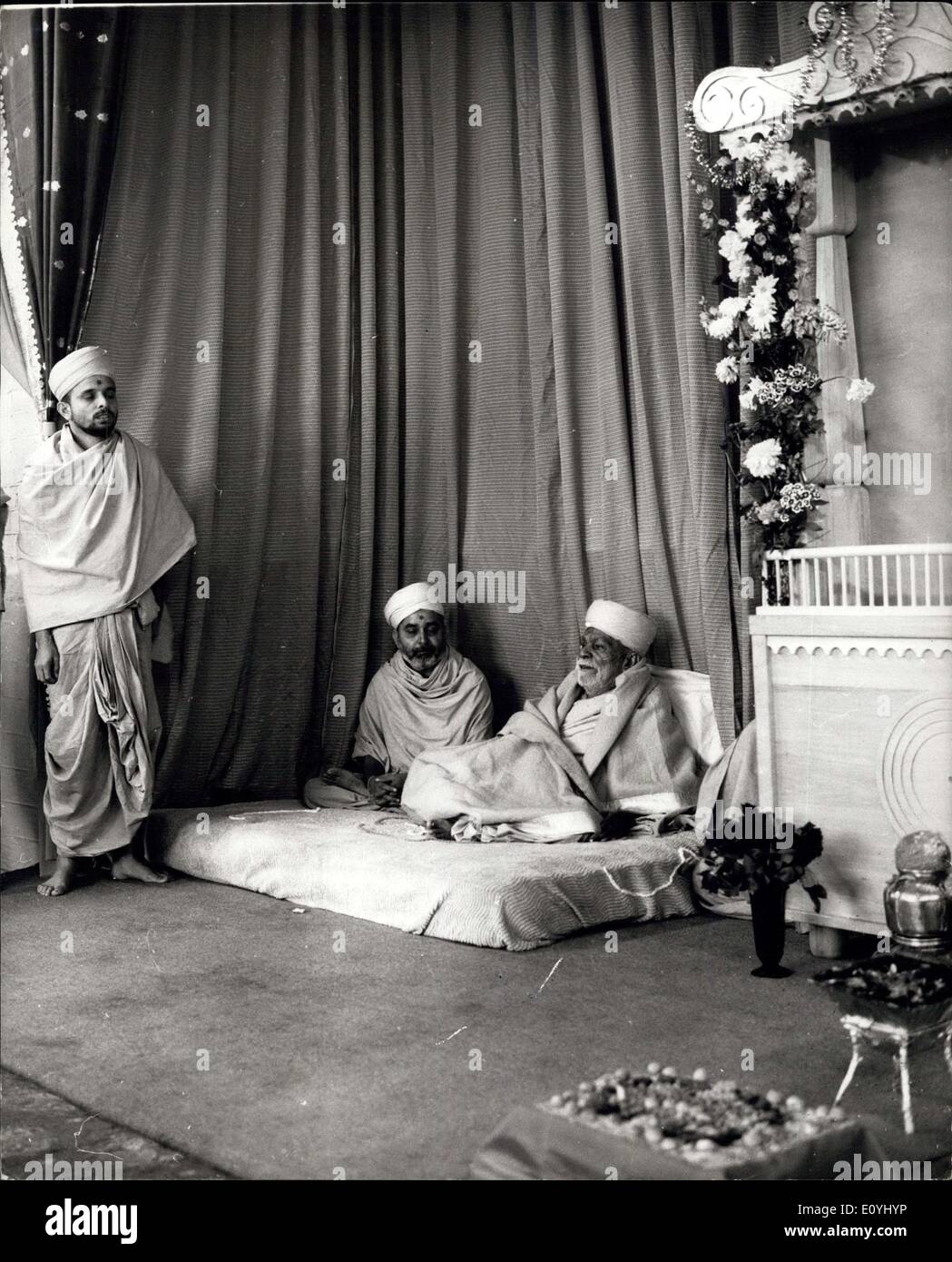 15. Juni 1970 - eröffnet Hindu heiliger Tempel in London. Das Foto zeigt seine Hoheit oberste Shri Yogiji Maharaj, im Alter von 80 bereitet sich auf einen Hindu-Tempel in der Yogi Hall, Shree Swaminarayan Tempel, Elmore Street, Islington, London, gestern geöffnet. Die Andhu flog aus Indien mit zwölf Priester für die Zeremonie, die Frauen nicht erlaubt wurden. Sie waren in einem separaten Raum untergebracht. Stockfoto