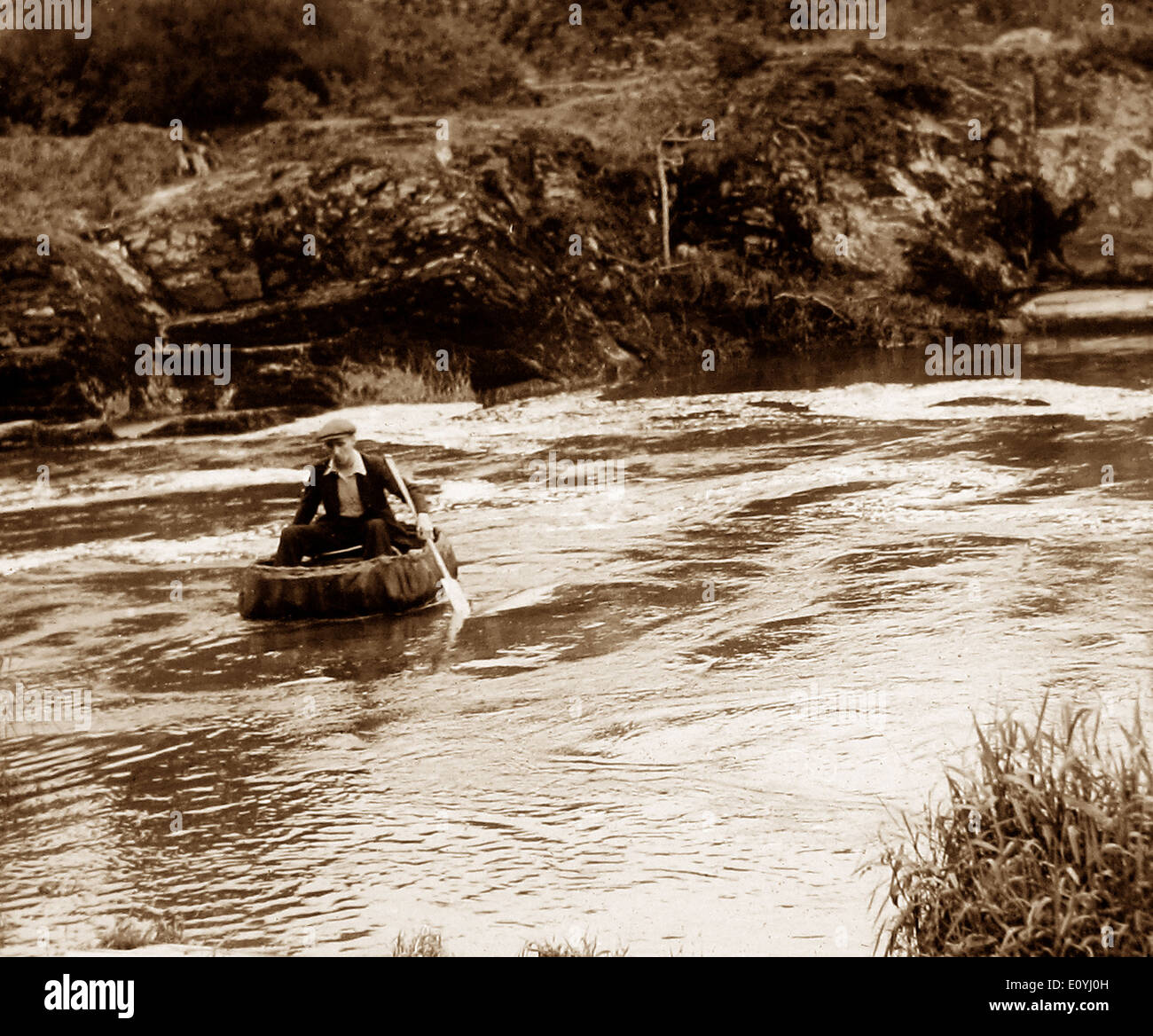 Coracle auf River Teifi an Cenarth, Wales vermutlich 1930er Jahre Stockfoto