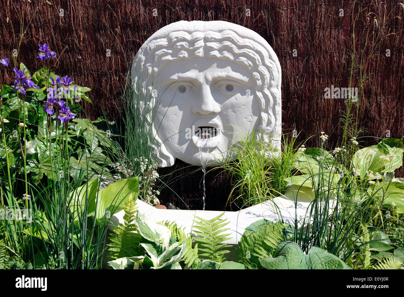 Soane Mund der Wahrheit Wasserspiel durch Haddonstone bei der RHS Chelsea Flower Show Stockfoto
