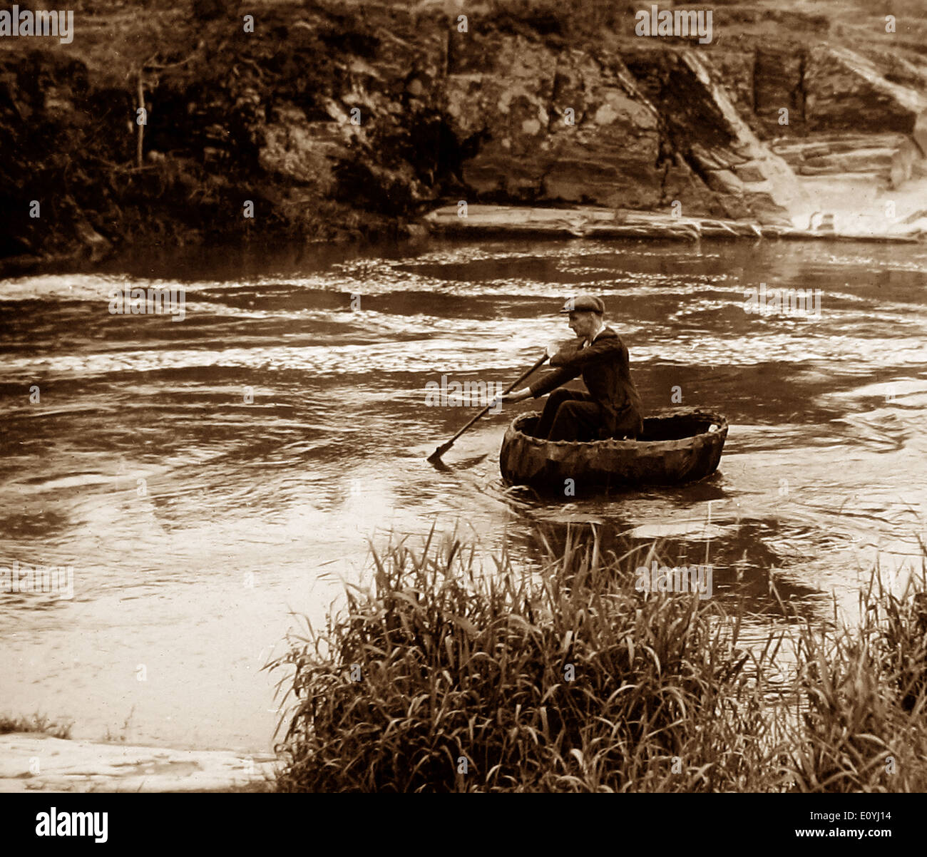 Coracle auf River Teifi an Cenarth, Wales vermutlich 1930er Jahre Stockfoto