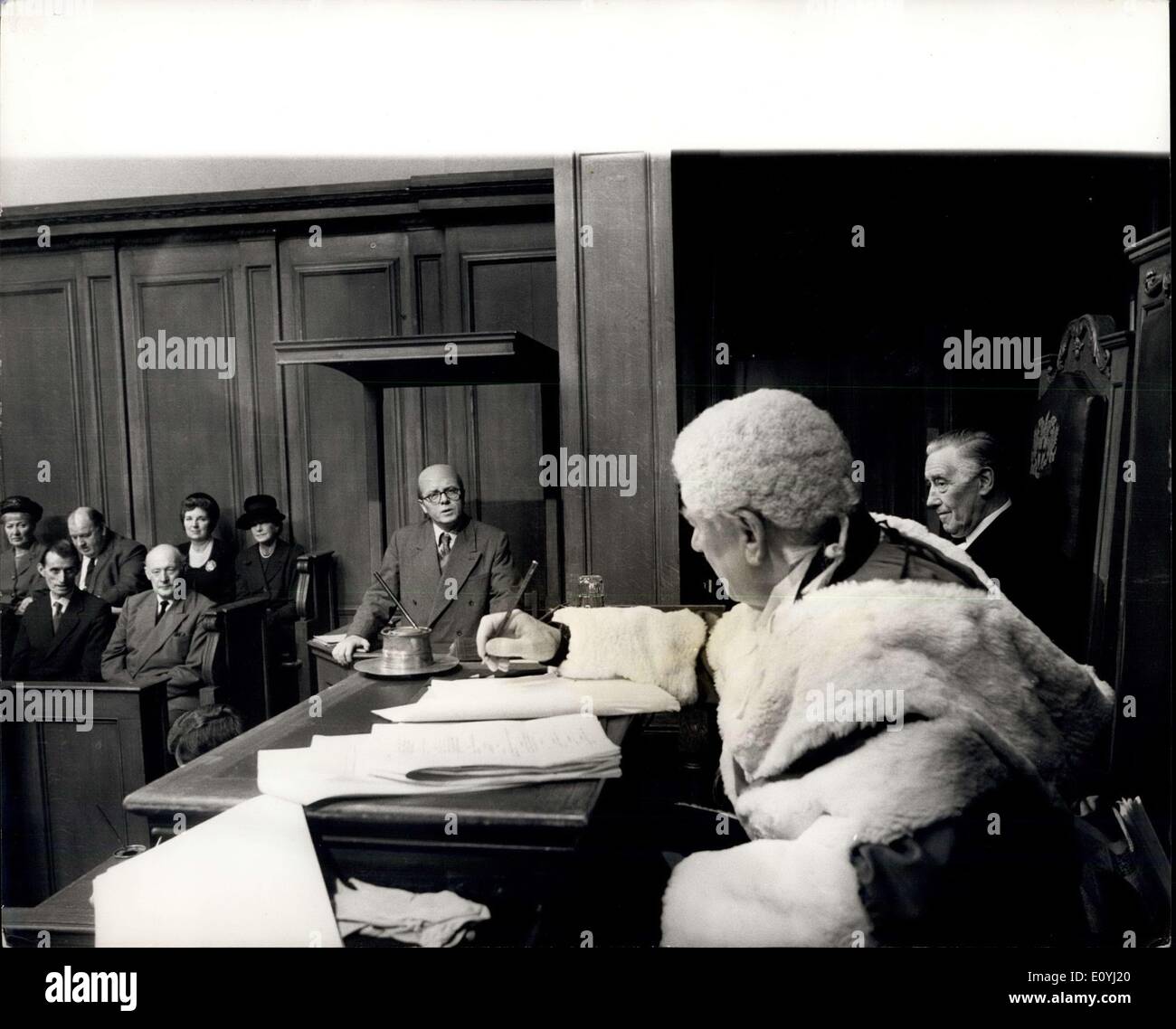 16. Juni 1970 - die Dreharbeiten zu '' 10 Rillington Place'' in den Shepperton Studios: eine exakte Nachbildung des Nr. 1 Gerichtssaal am Londoner Central Criminal Court (The Old Bailey) entstanden in den Shepperton Studios für eine Film-Rekonstruktion einer Studie, die englischen Rechtsgeschichte gemacht. Gebaut wurde es für den Film '' 10 Rillington Place'', alles über die berühmt-berüchtigten englischen Massenmörder John Reginald Christie, die im Jahr 1950, ein anderer Mann, Timothy John Evans, für Verbrechen von Christie selbst gerahmt Stockfoto