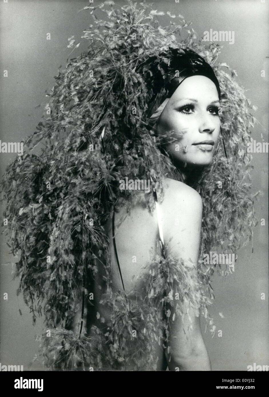 22. Juni 1970 - erstellt Jean Barthet diese mythischen und Nymphe-ähnliche Frisur, bestehend aus metallischen blauen Streifen und Straußenfedern, die wie Regen fallen. Stockfoto