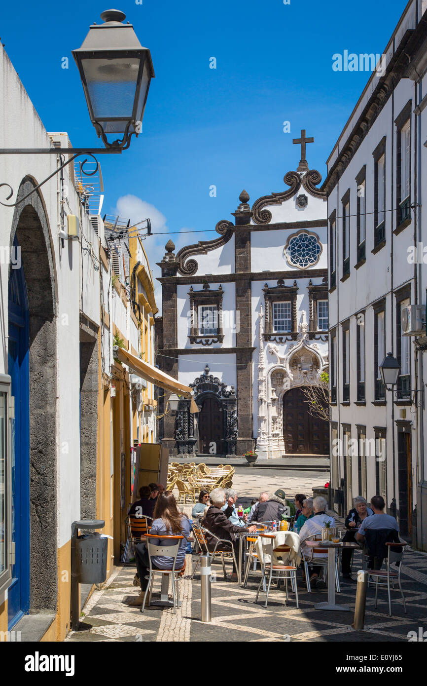 Café im Freien unter der Kirche St. Sebastian in Ponta Delgada, Azoren, Portugal Stockfoto