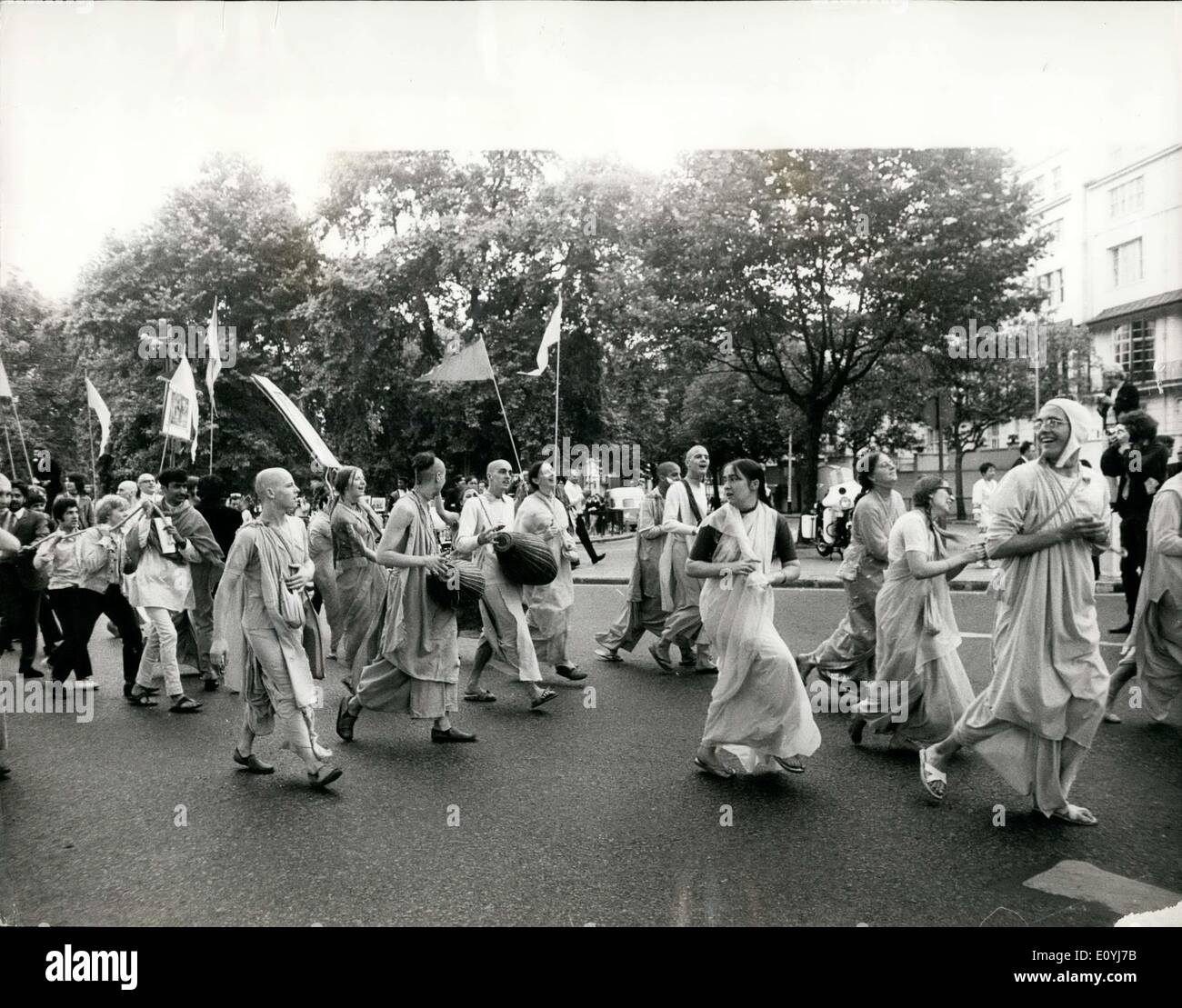 5. Juli 1970 - Festival und Prozession In London der Radha Krishna Tempel: Mitglieder der internationalen Gesellschaft für Krishna-Bewusstsein heute eine heilige Rathayatra Festival in London statt, als sie in einer Prozession von Marble Arch, Trafalgar Square gegangen. Das Foto zeigt tragen buddhistische - wie Roben, Mitglieder von Radha Krishna Tempel, in einer Prozession von Marble Arch auf dem Weg zum Trafalgar Square heute losfahren. Stockfoto 5. Juli 1970 - Festival und Prozession In London der Radha Krishna Tempel: Mitglieder der internationalen Gesellschaft für Krishna-Bewusstsein heute eine heilige Rathayatra Festival in London statt, als sie in einer Prozession von Marble Arch, Trafalgar Square gegangen. Das Foto zeigt tragen buddhistische - wie Roben, Mitglieder von Radha Krishna Tempel, in einer Prozession von Marble Arch auf dem Weg zum Trafalgar Square heute losfahren. Stockfoto