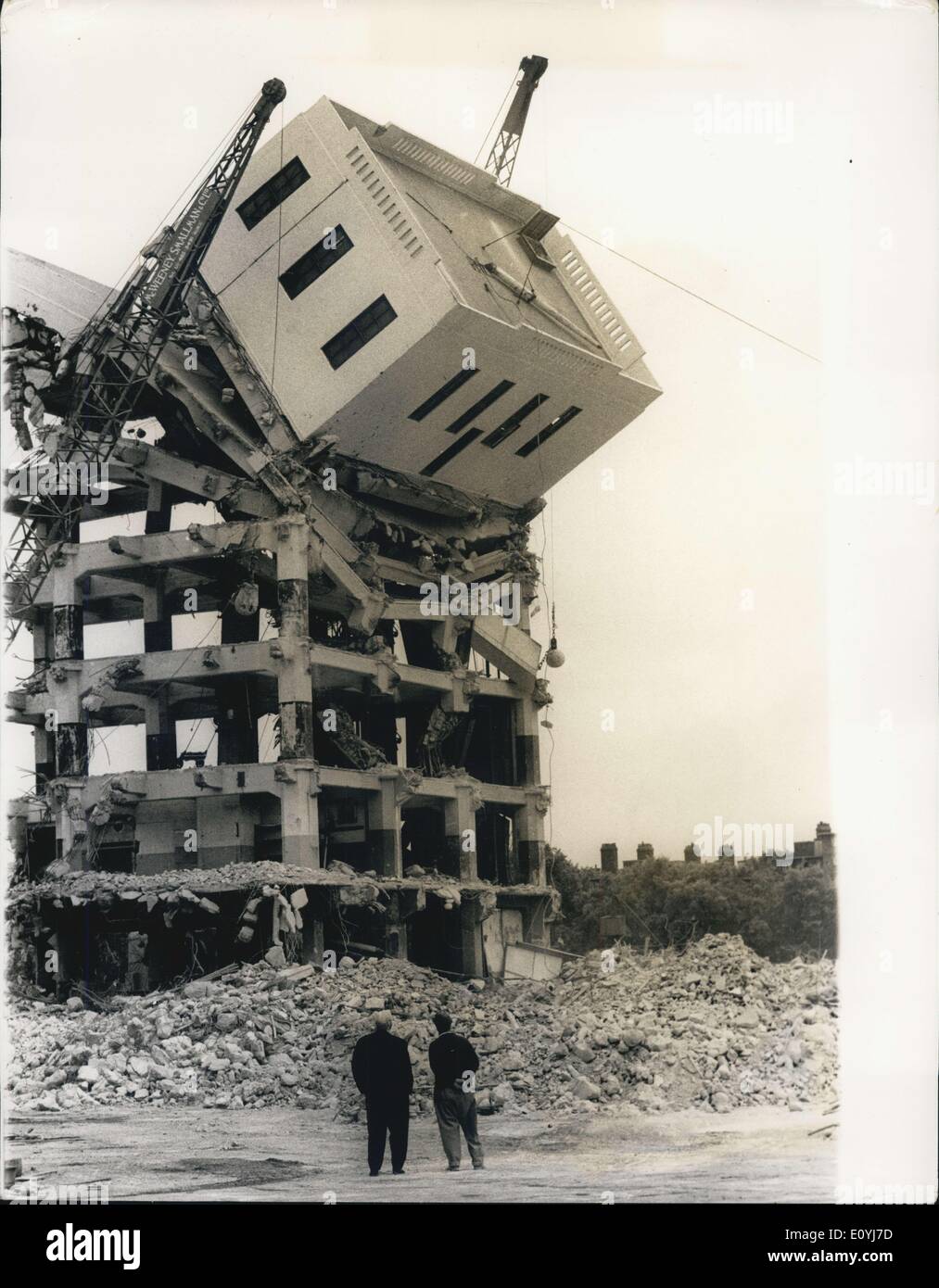 6. Juli 1970 - Turm erliegt Persuasion: Stunden Hämmern mit zwei ein-Tonnen-Stahlkugeln, geschwungene, Pendel-wie aus einem Kran, scheiterte gestern der letzte von drei 120 ft hoch, 250-Tonnen-Türmen von 300 ft lange Getreidespeicher am Nine Elms abzureißen. Der 36 Jahre alte Gebäude wurde abgerissen, um Platz für den neuen Markt in Covent Garden zu ersetzen. Ein Arbeiter in einer Kranschaufel musste sechs Stahl das letzte Fragment ein lokales Wahrzeichen am Südufer der Themse, brach in einer Wolke aus Staub geschnitten Stockfoto