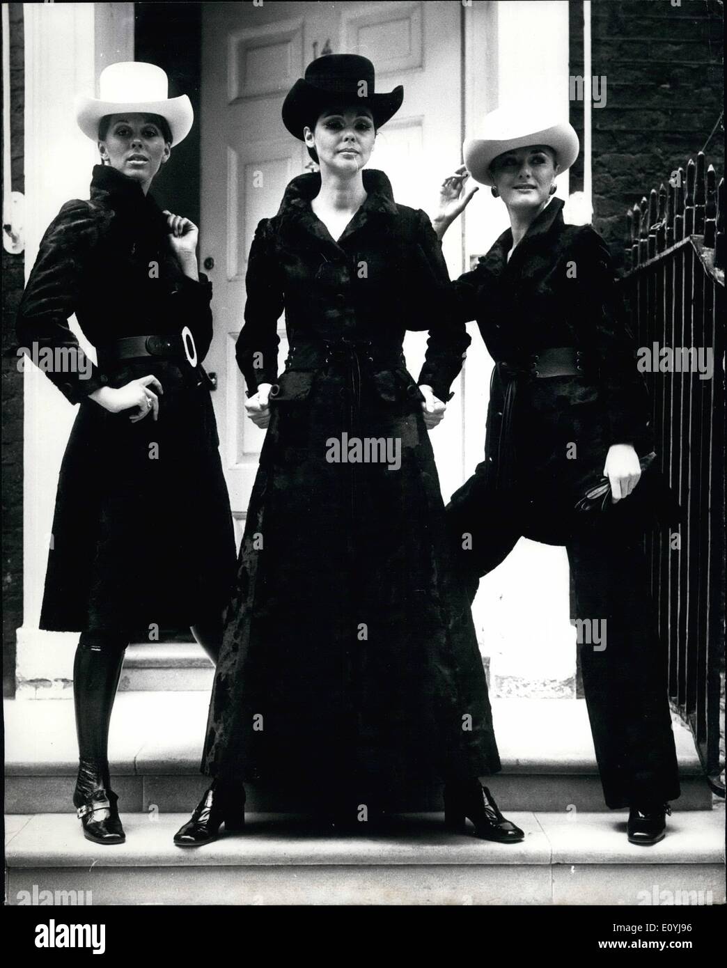 7. Juli 1970 - The Hardy Amies Herbst-/Winterkollektion für 1970 in London gezeigt: Foto zeigt drei der Sammlung gezeigt heute tragen (L r) Modell Vivienne Pet-Mäntel-Kleid in braun Webpelz Nola tragen '' Defoe'', ein langes Mantel-Kleid aus schwarzem Fell Stoff, Modell und Modell Pamela tragen '' Girl Friday ", eine Hose-Anzug in braun Webpelz. Stockfoto