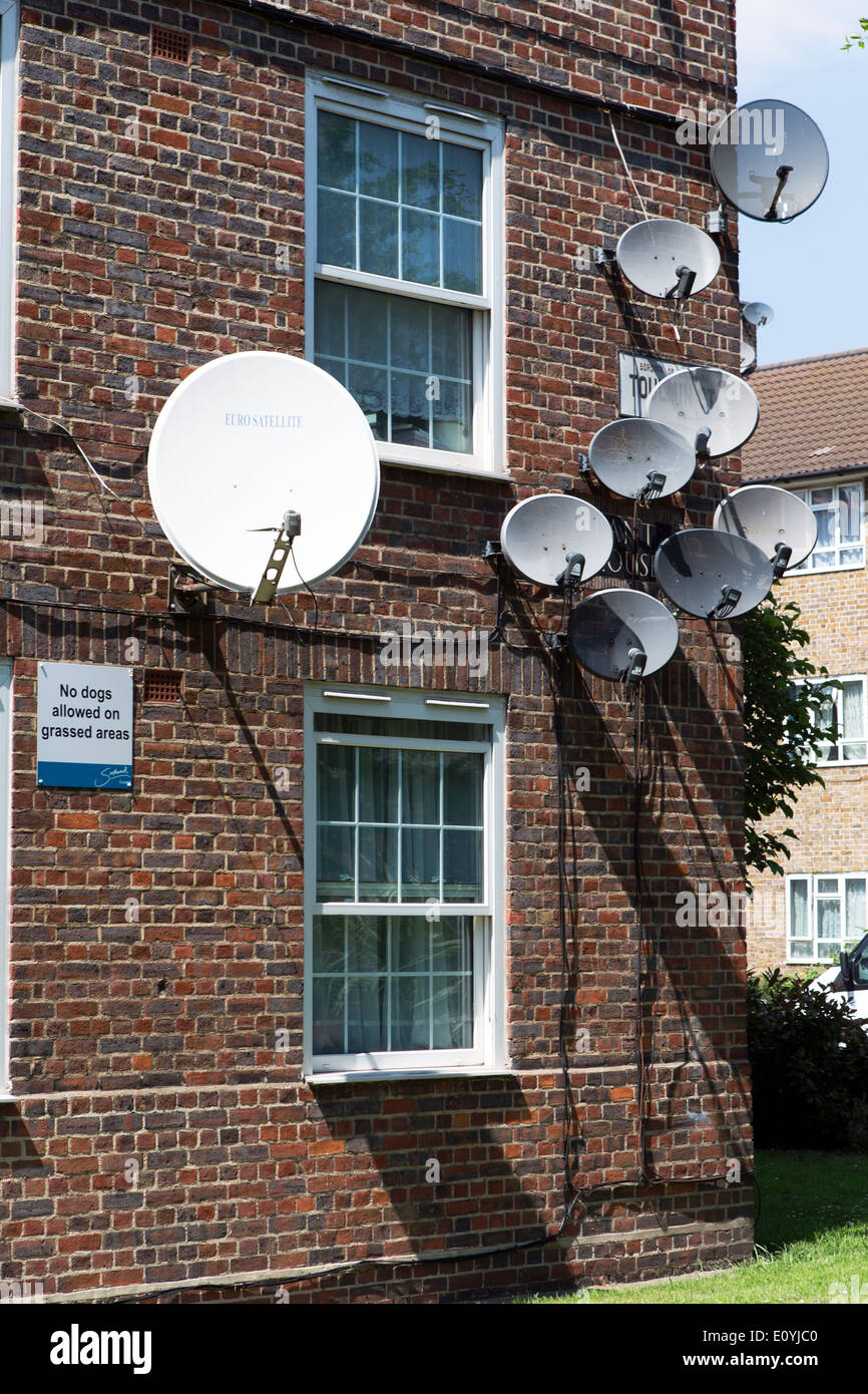 Satellitenschüsseln an der Außenseite des Lant House, Toulmin Street, London, England, UK. Stockfoto