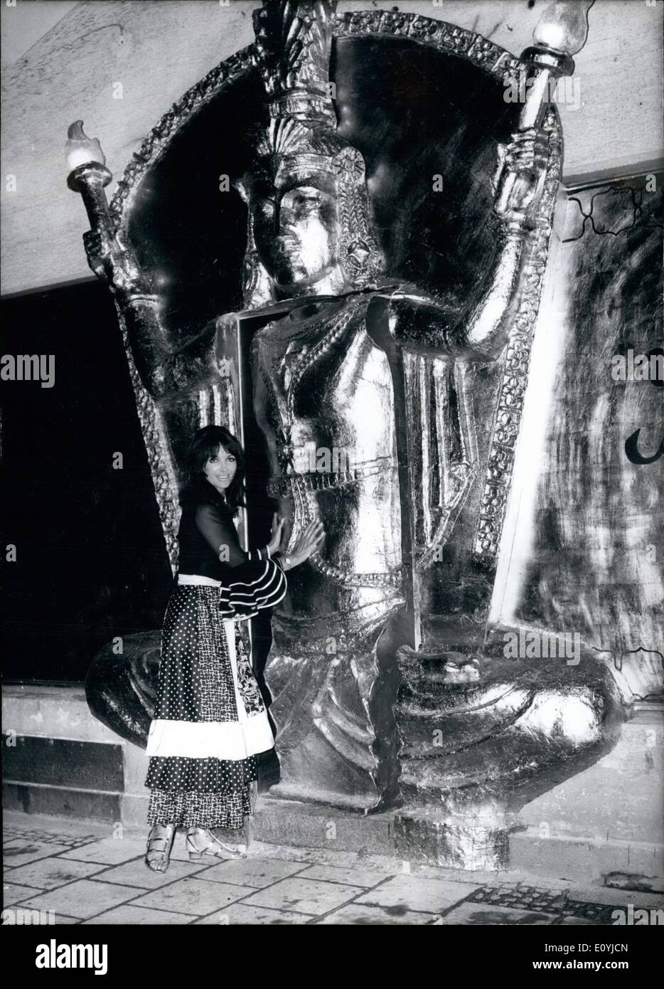 7. Juli 1970 - Buddhas Bauch: eine neue Interpretation gefunden hat die Eingangstür eines der originellsten Diskotheken in Sohwabing, der berühmte Künstler und Studenten Viertel in München ist es geworden. Innerhalb des Vereins nur kürzlich eröffneten sich '' Joint'' findet man sich in eine andere Welt - in der eher exquisit nachgeahmte Welt der indonesischen und Ceylonesian Tempel Stockfoto